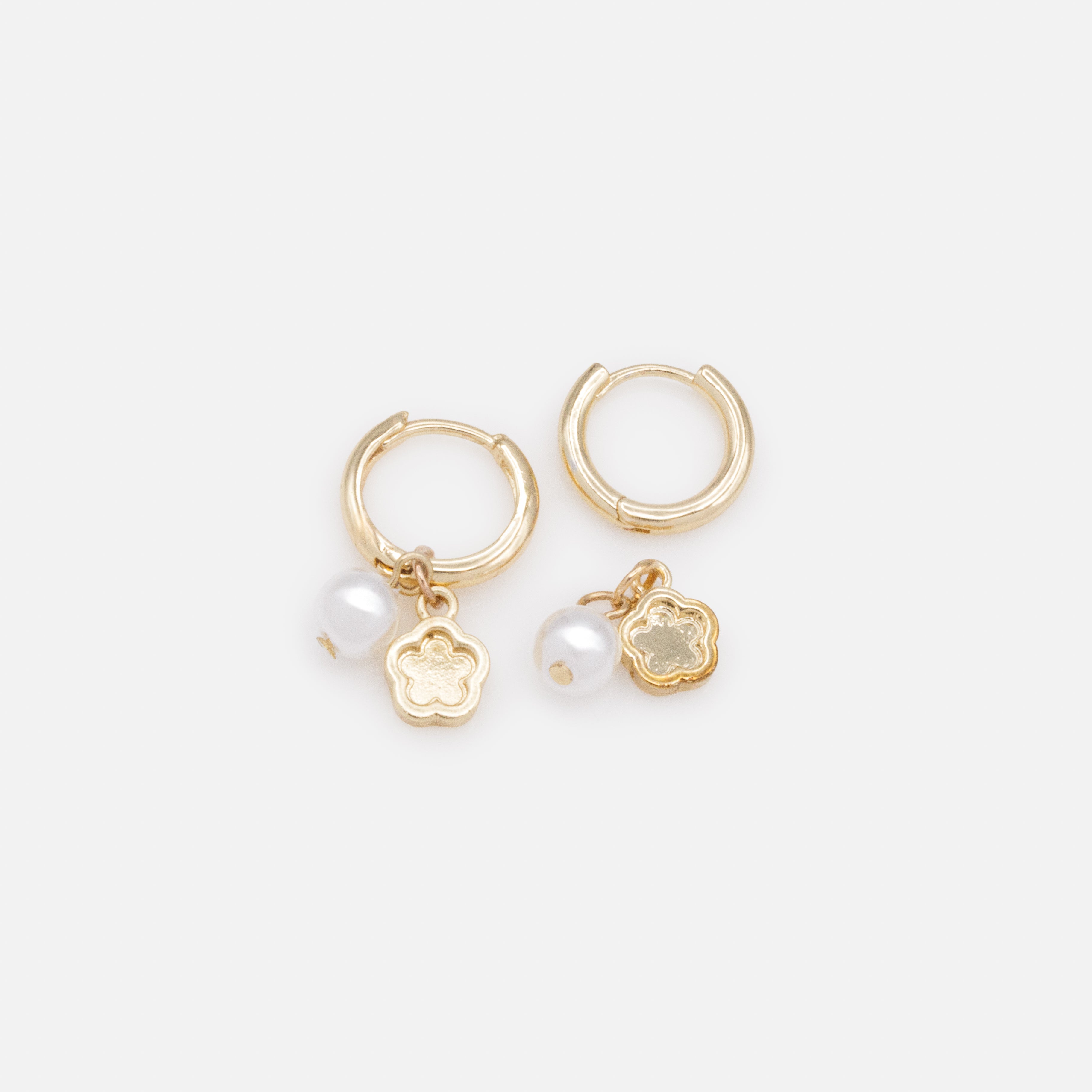 Boucles d'oreilles huggies dorées breloques fleur & perle ronde
