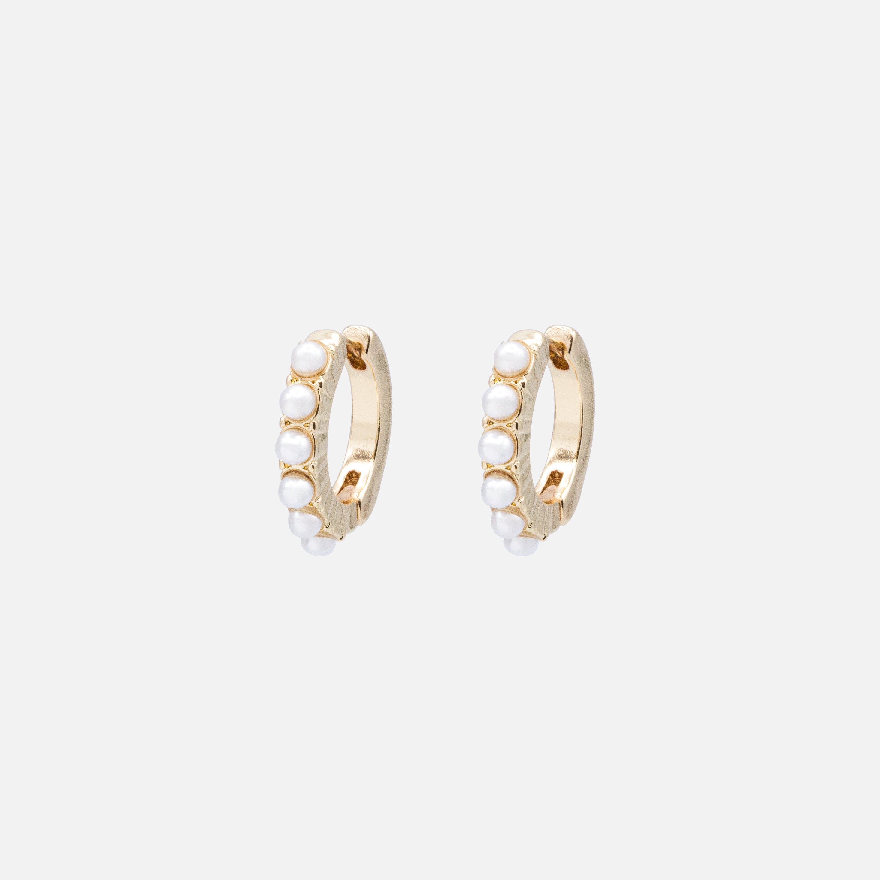 Boucles d'oreilles huggies dorées texturées & perles incrustées