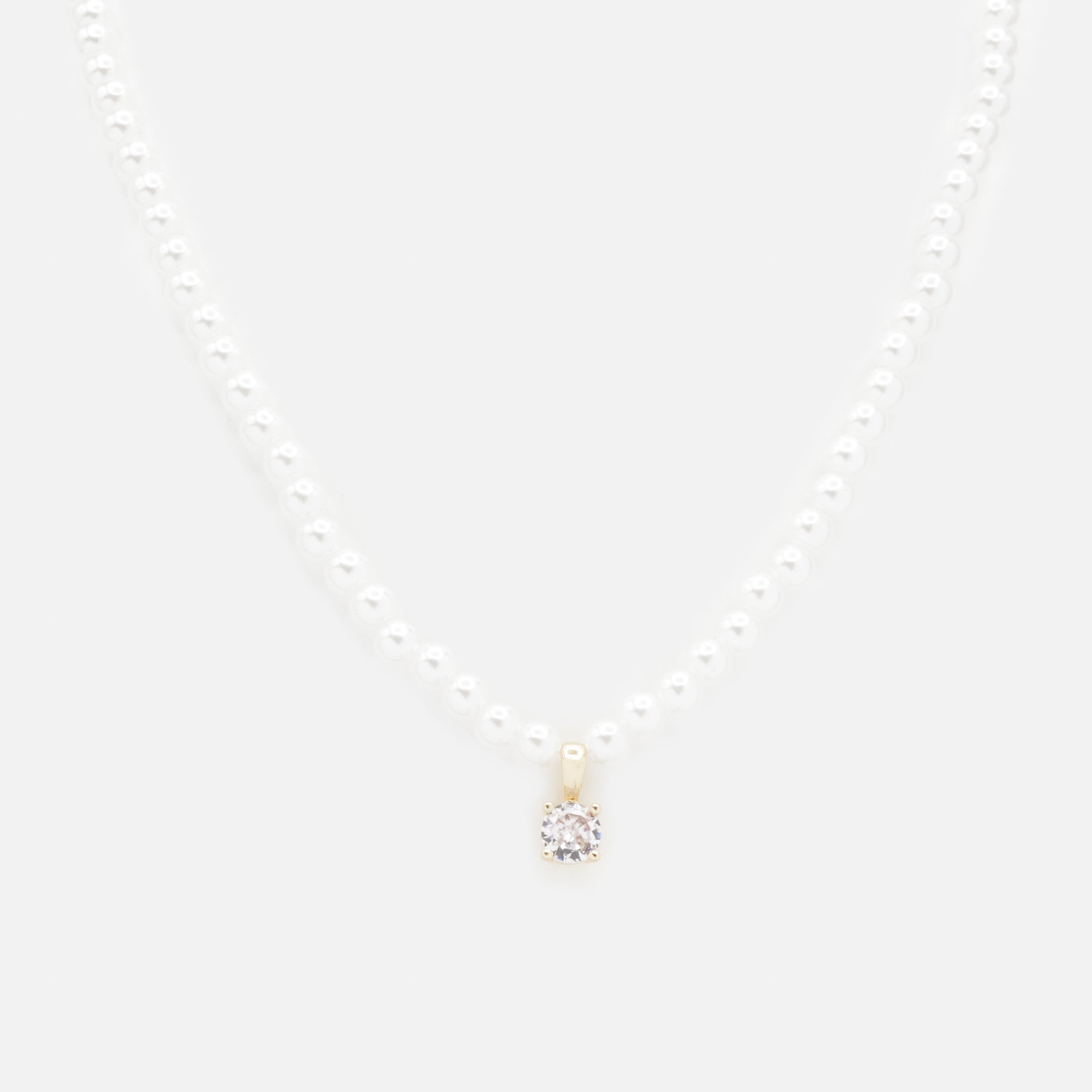 Collier de perles breloque dorée avec zircon cubique