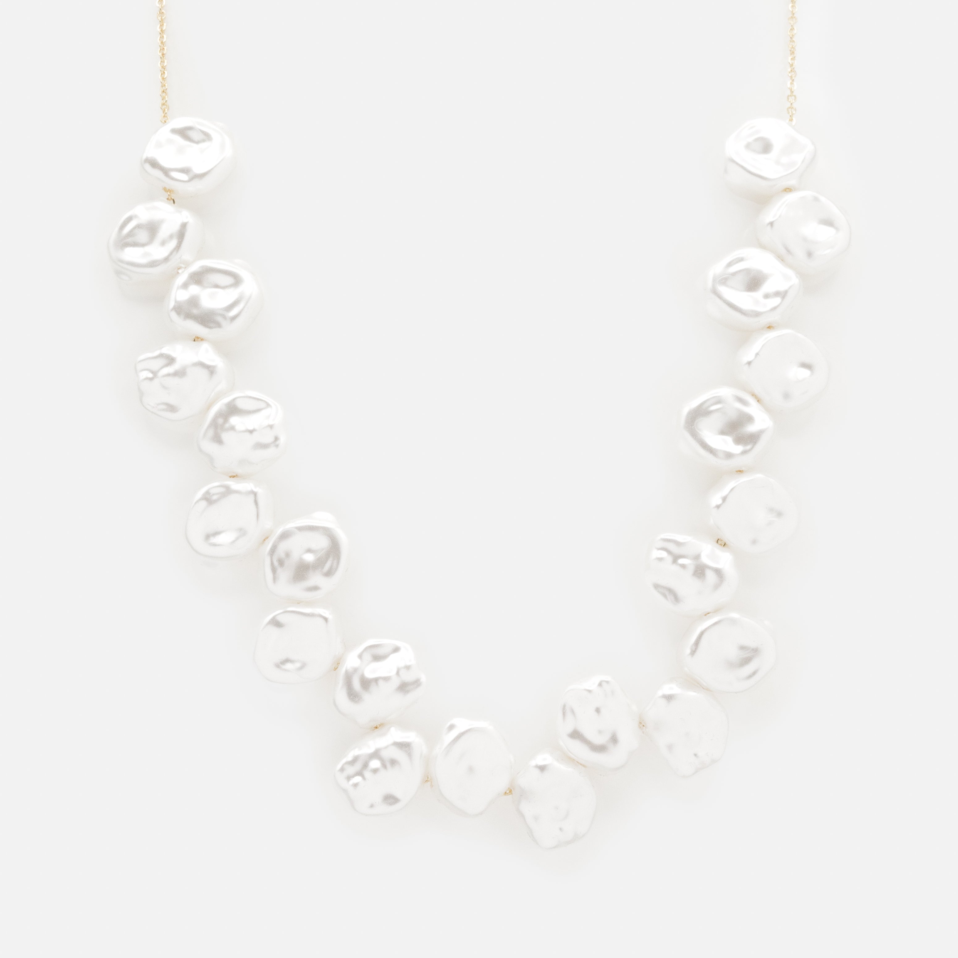 Collier doré avec perles plates