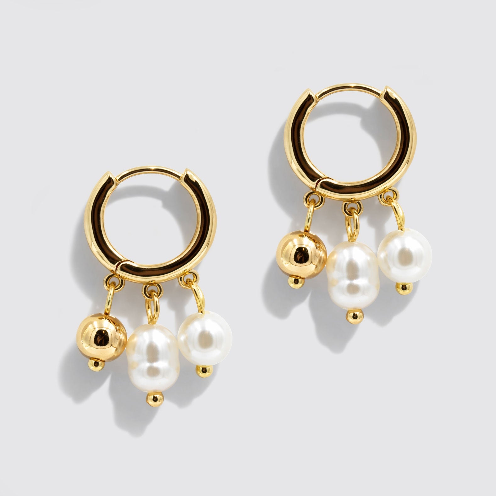 Boucles d'oreilles anneaux doré à trio de breloques pendantes