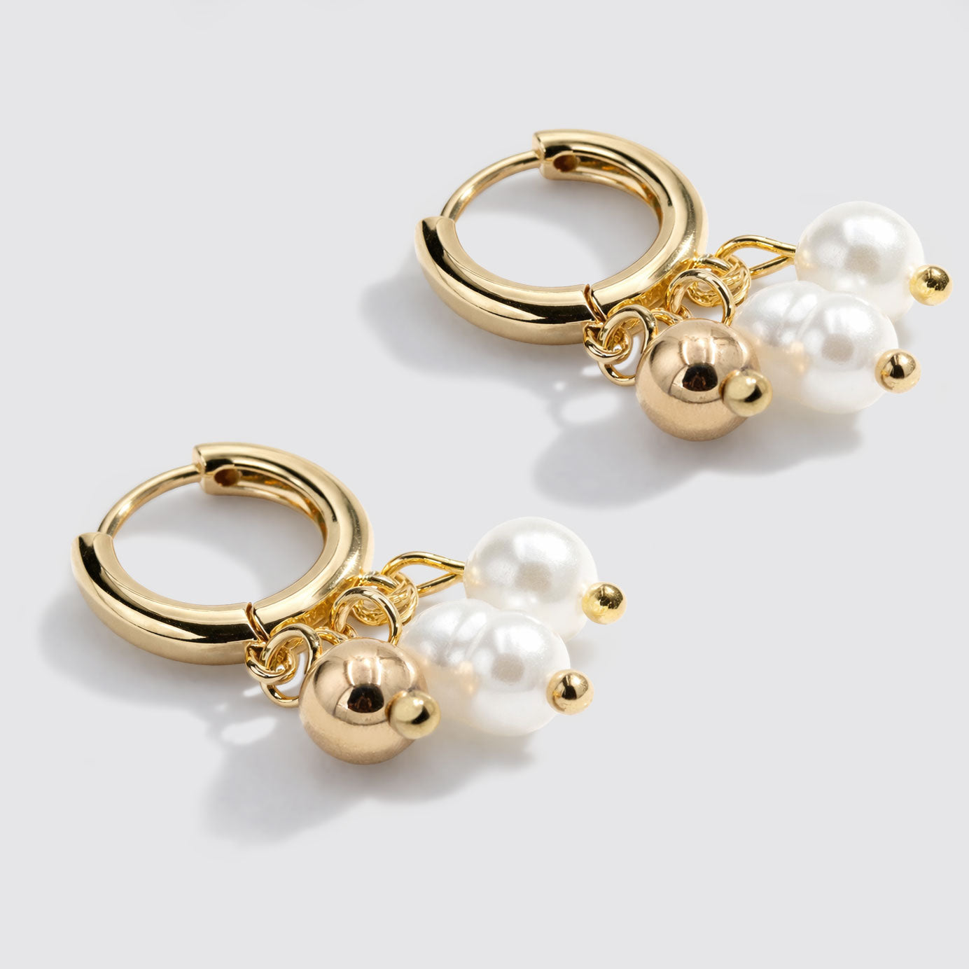 Boucles d'oreilles anneaux doré à trio de breloques pendantes