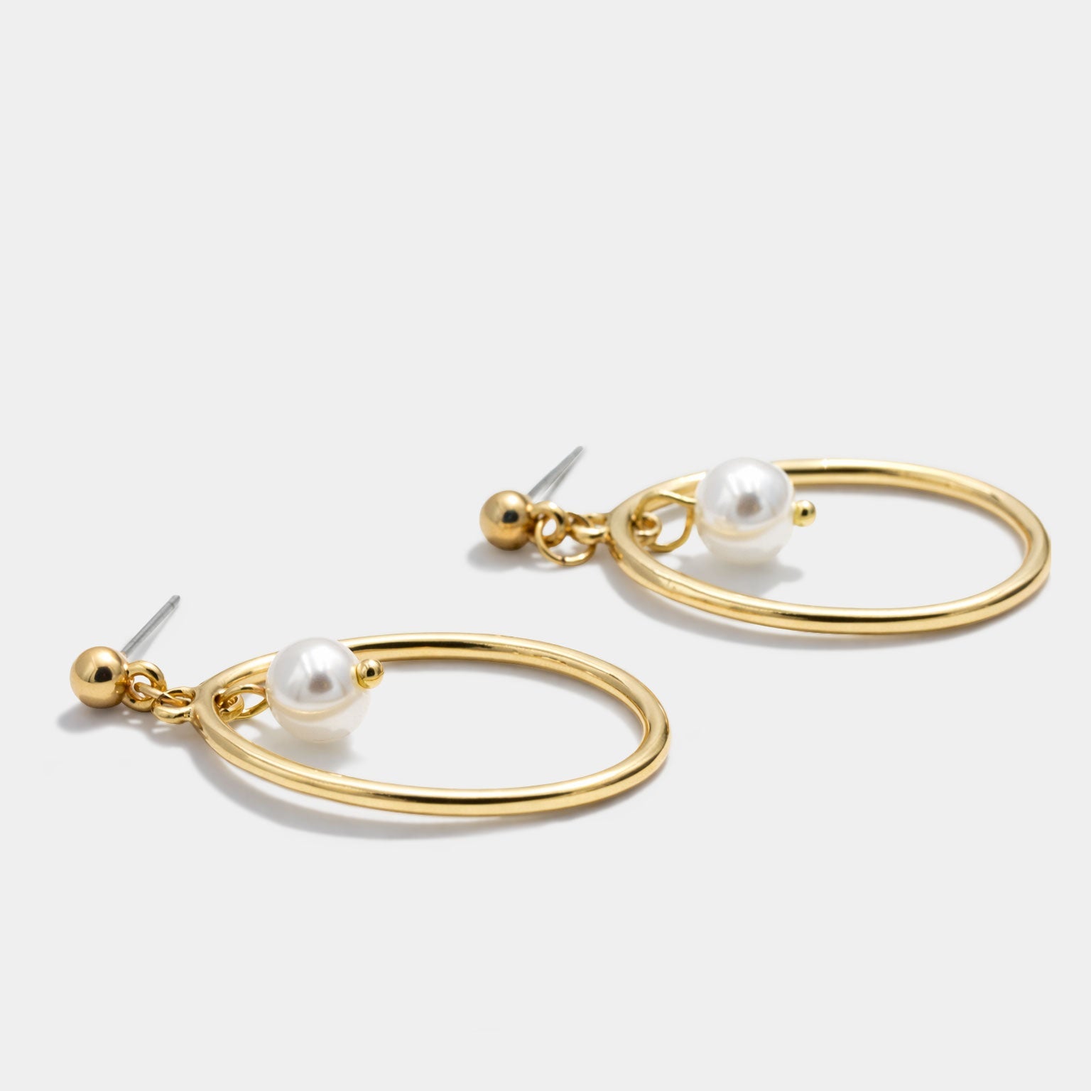 Boucles d'oreilles clous ovales doré avec perle pendante