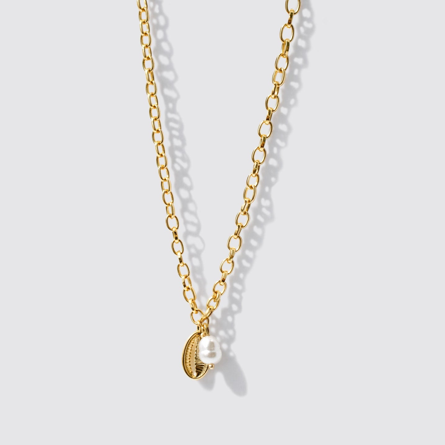 Collier doré délicat à charms coquillage et perle
