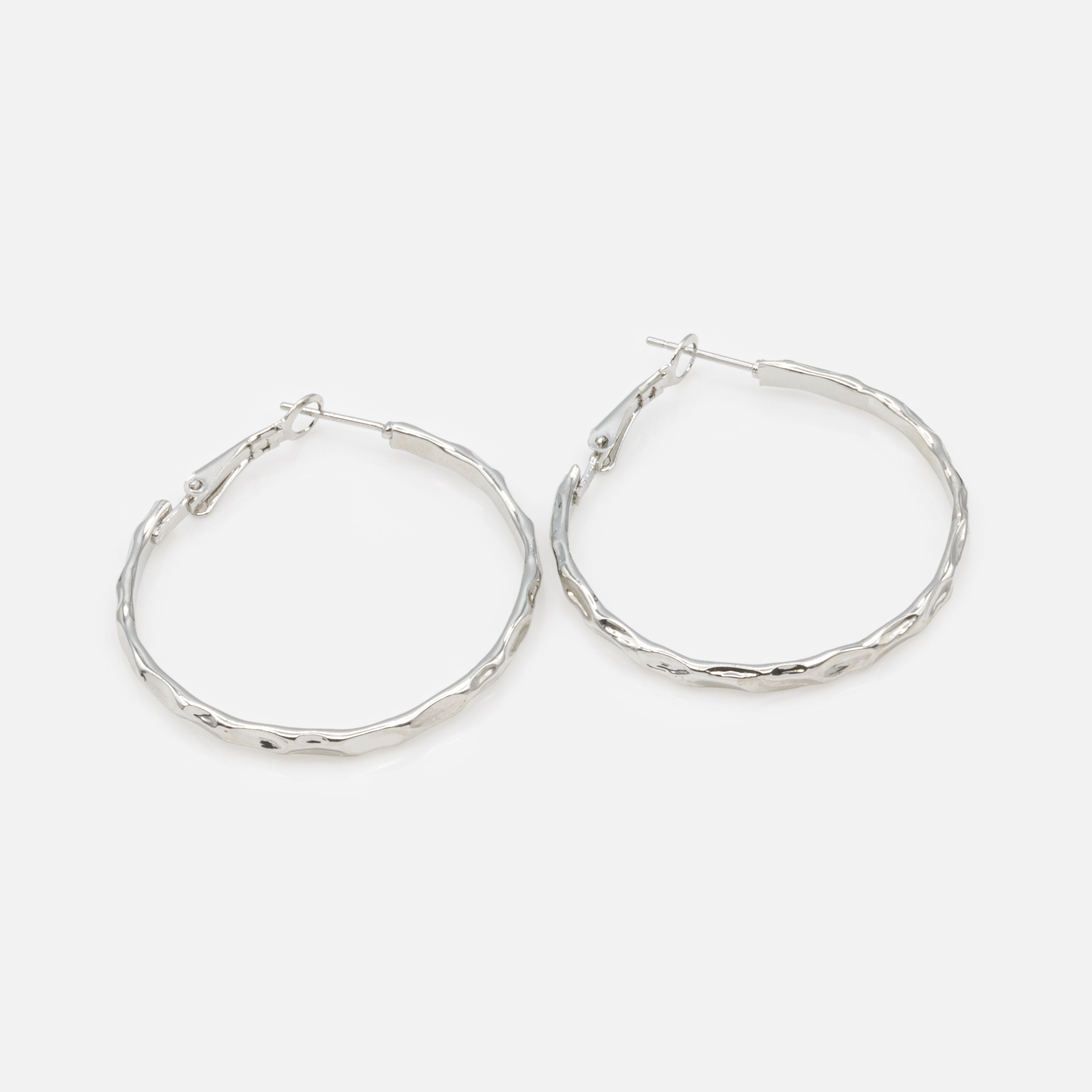 Boucles d'oreilles anneaux argentés à motif renfoncé