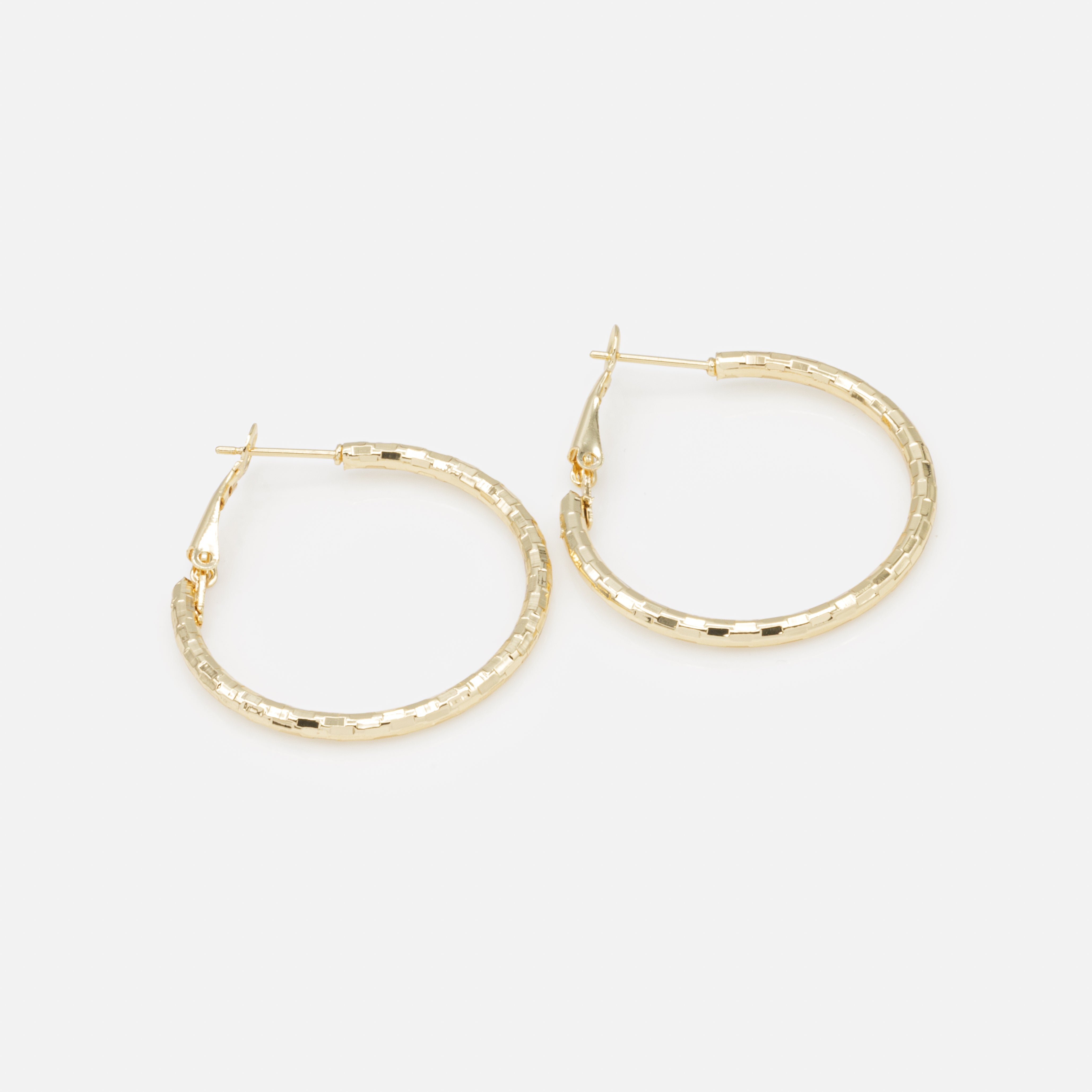 Boucles d'oreilles anneaux dorés à motifs rectangulaires