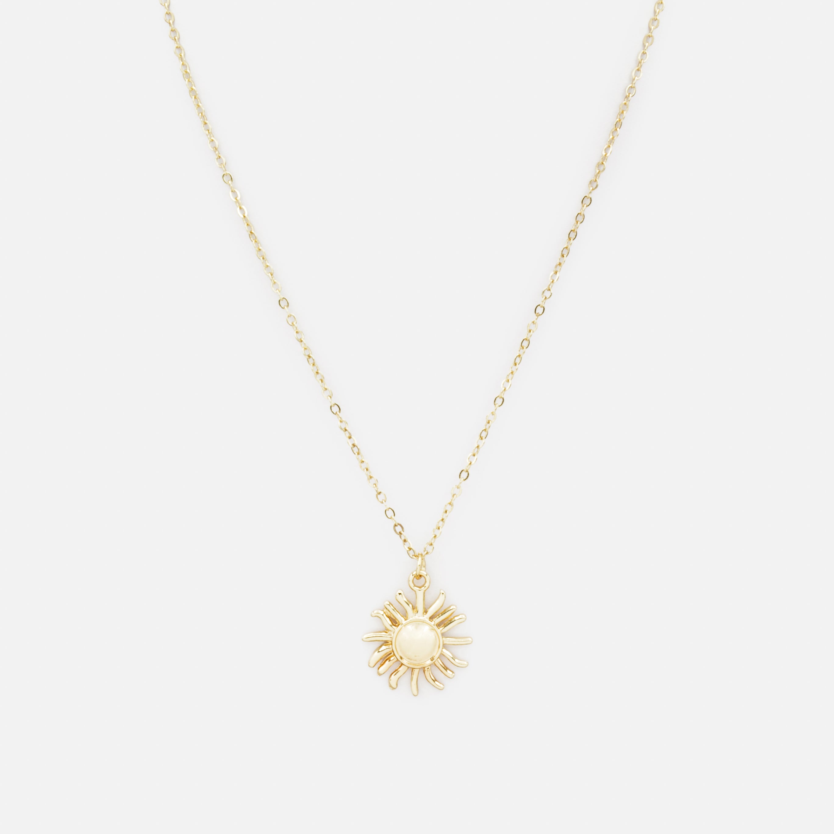 Collier doré avec breloque soleil brûlant