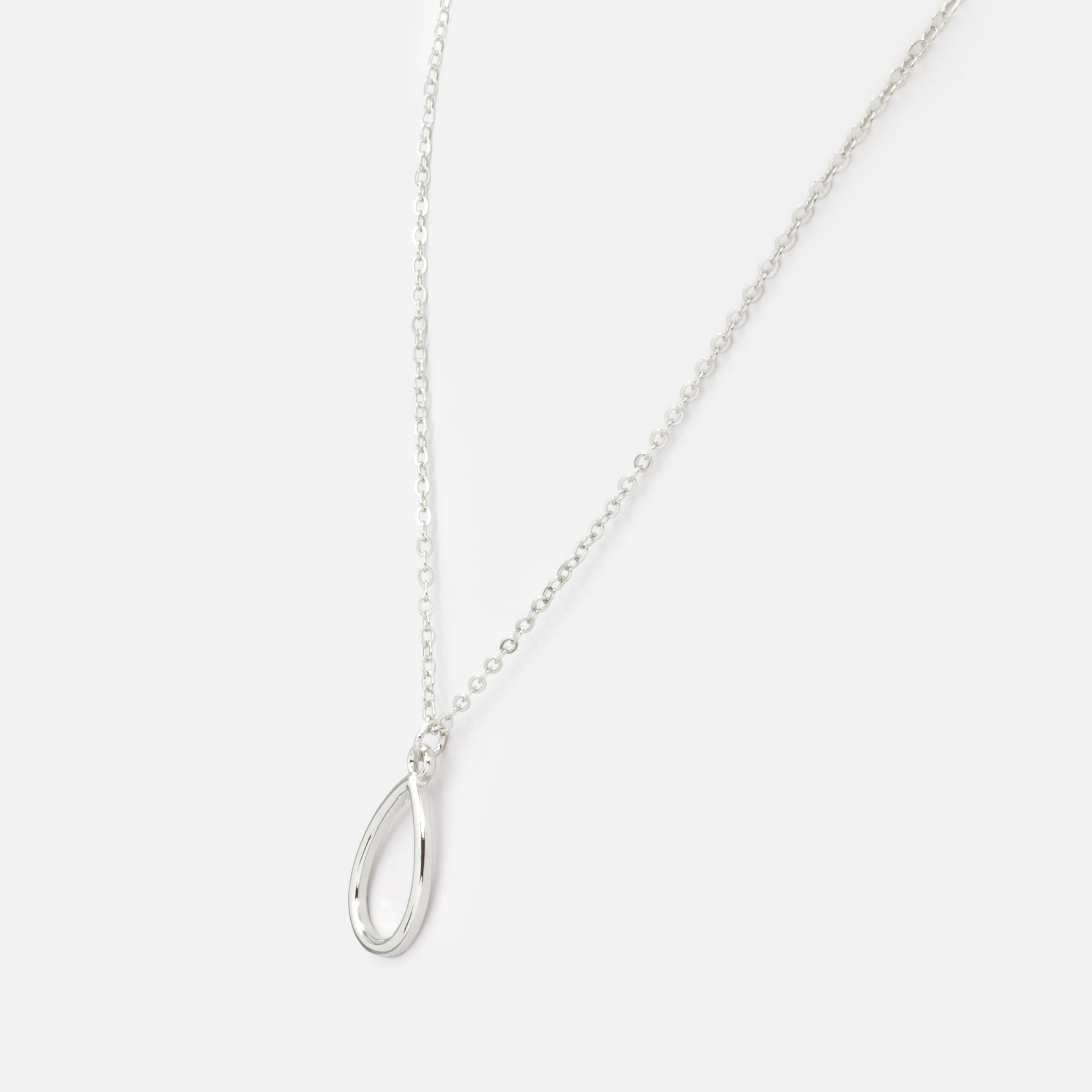 Collier argenté avec breloque goutte de pluie