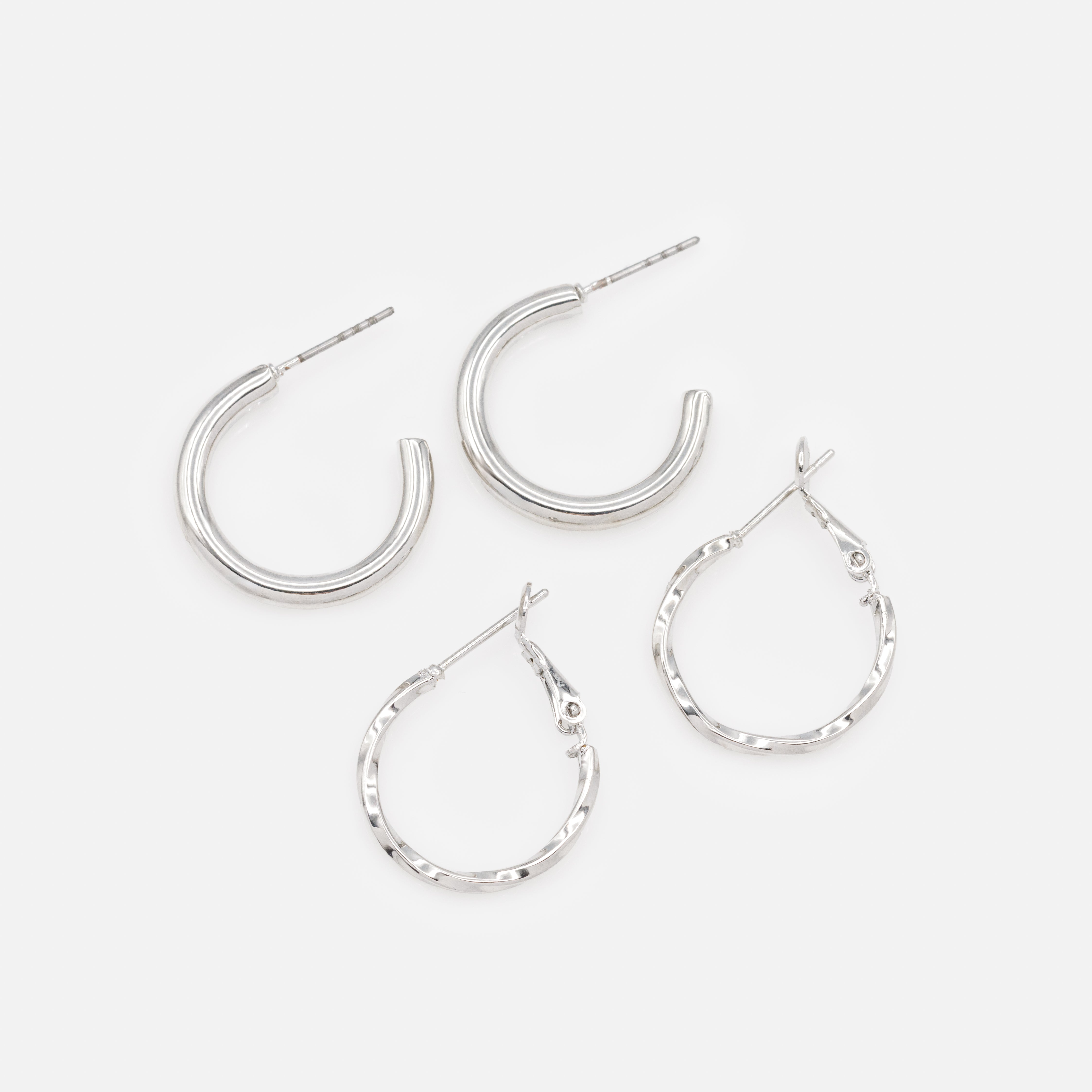 Duo de boucles d’oreilles anneaux argentés unis et tordus