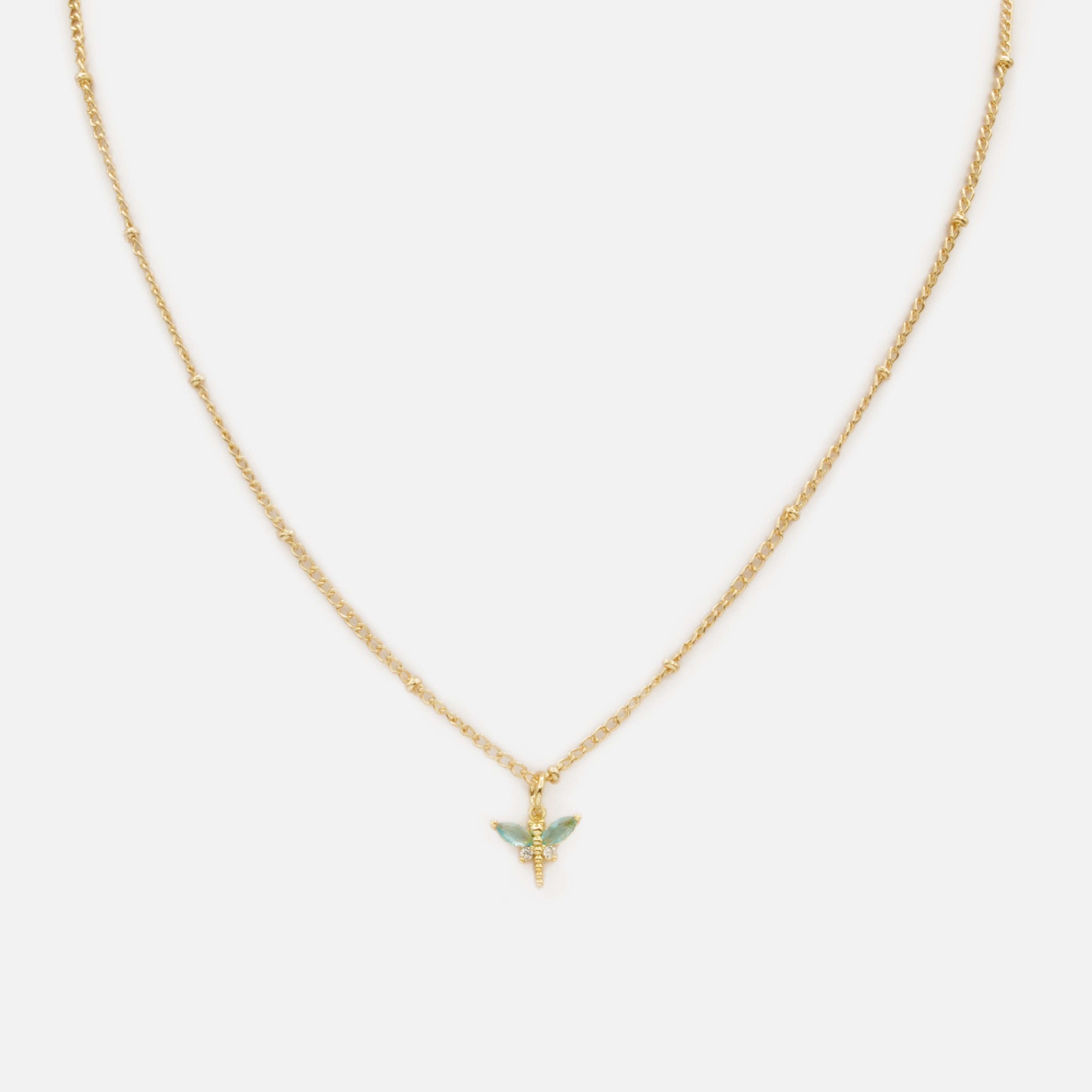 Collier doré avec breloque libellule aux ailes turquoise