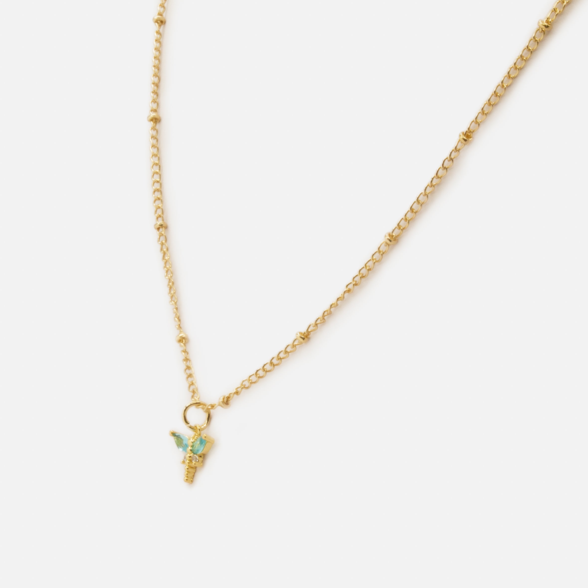 Collier doré avec breloque libellule aux ailes turquoise