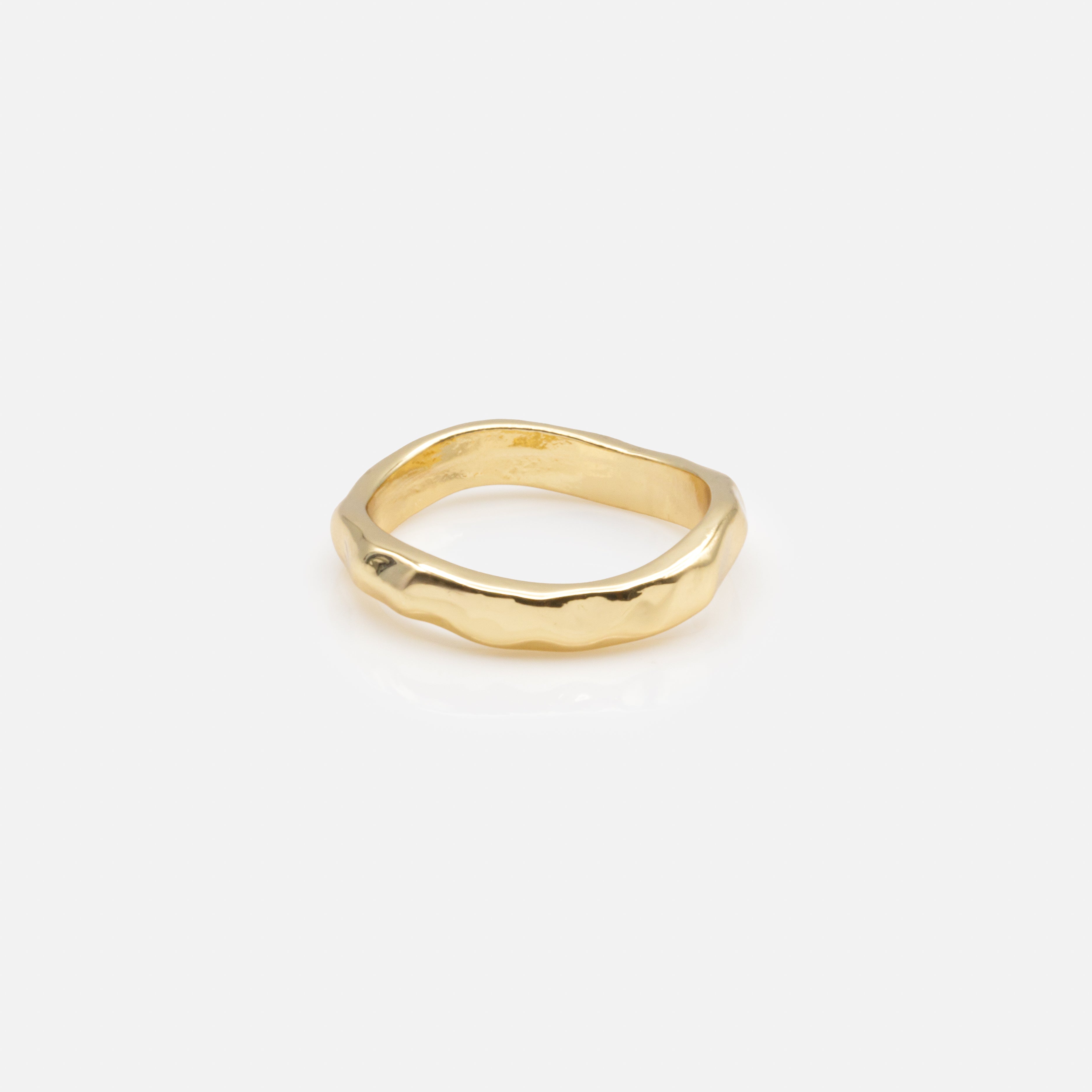 Ensemble de cinq bagues dorées martelées de tailles variées avec zircons cubiques
