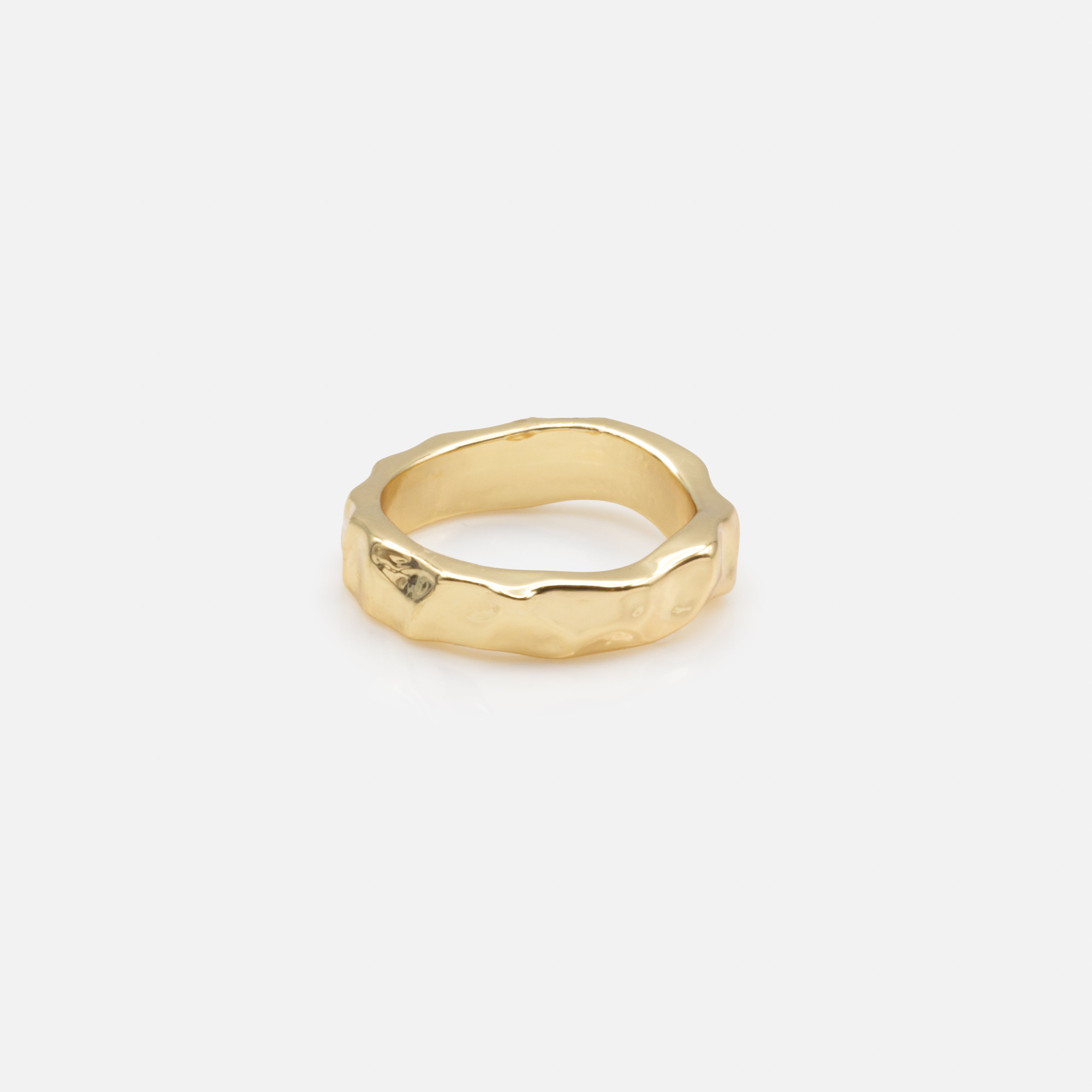Ensemble de cinq bagues dorées martelées de tailles variées avec zircons cubiques