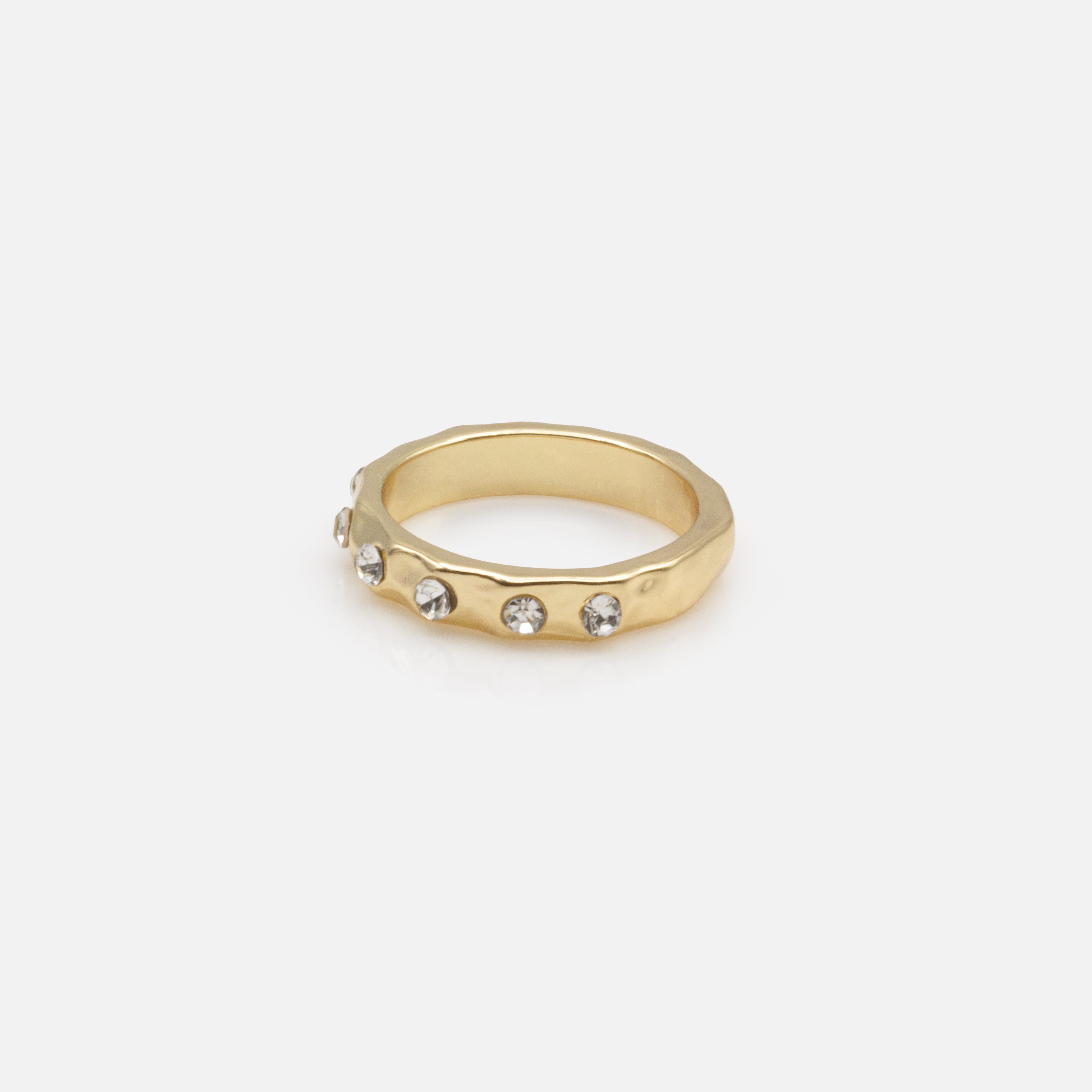 Ensemble de cinq bagues dorées martelées de tailles variées avec zircons cubiques