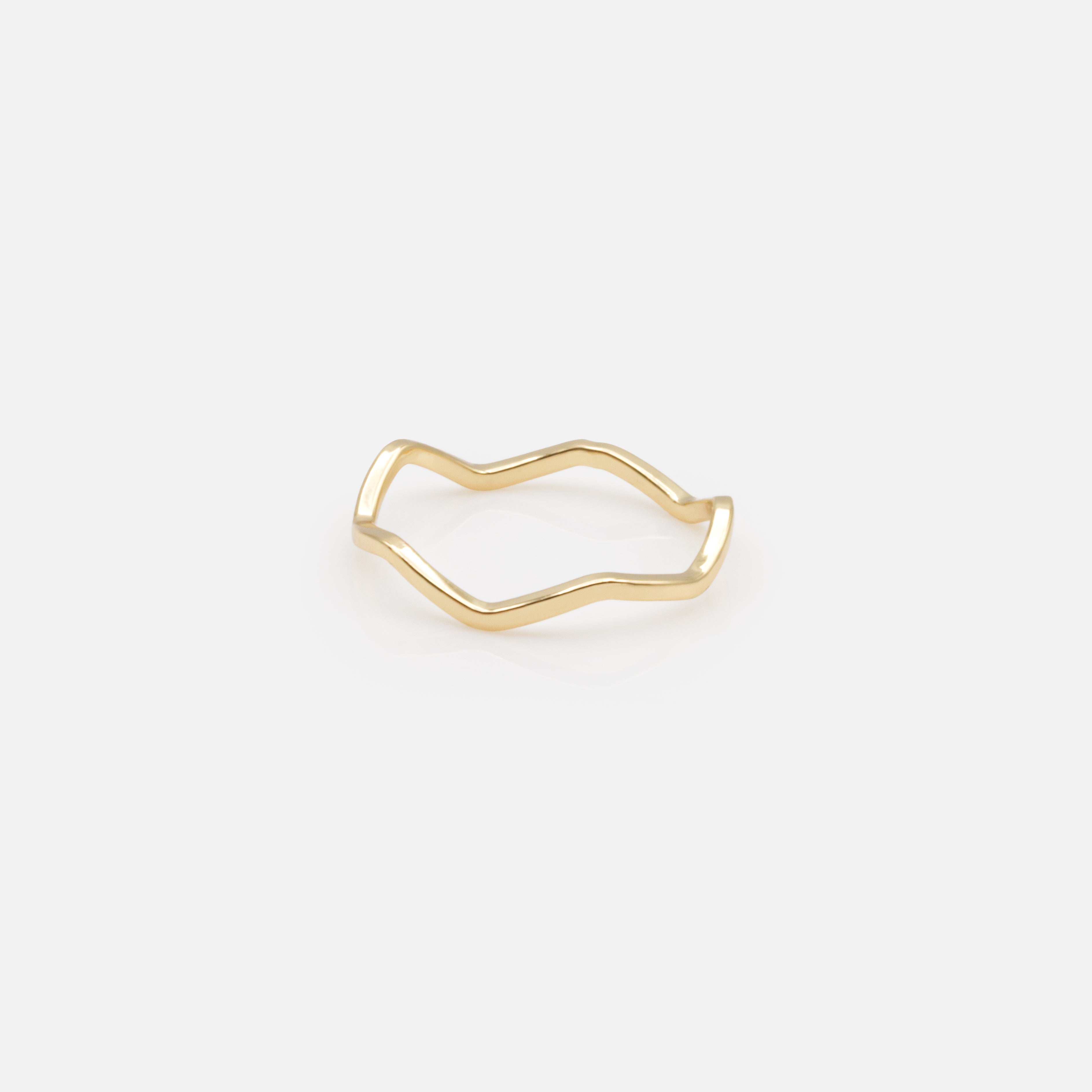 Ensemble de cinq bagues dorées de tailles variées avec effet vagues et petites perles