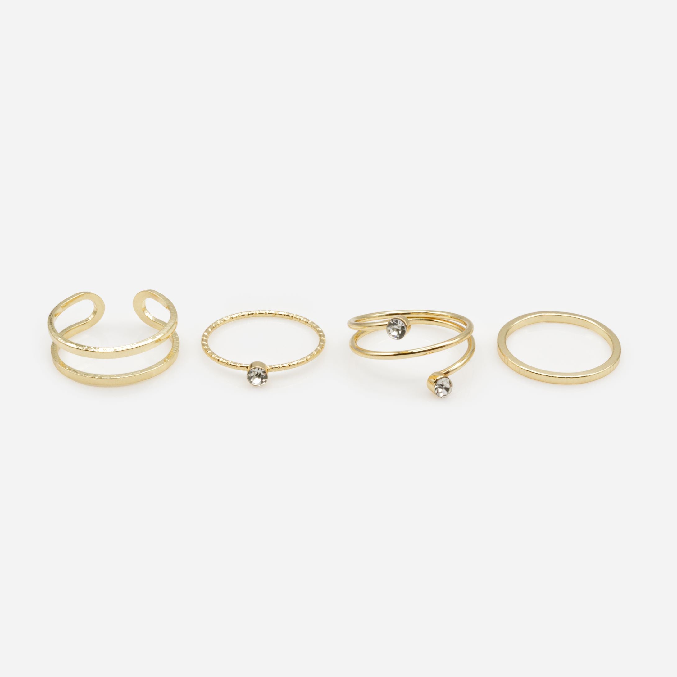 Ensemble de quatre bagues dorées de tailles variées avec texture et zircons cubiques