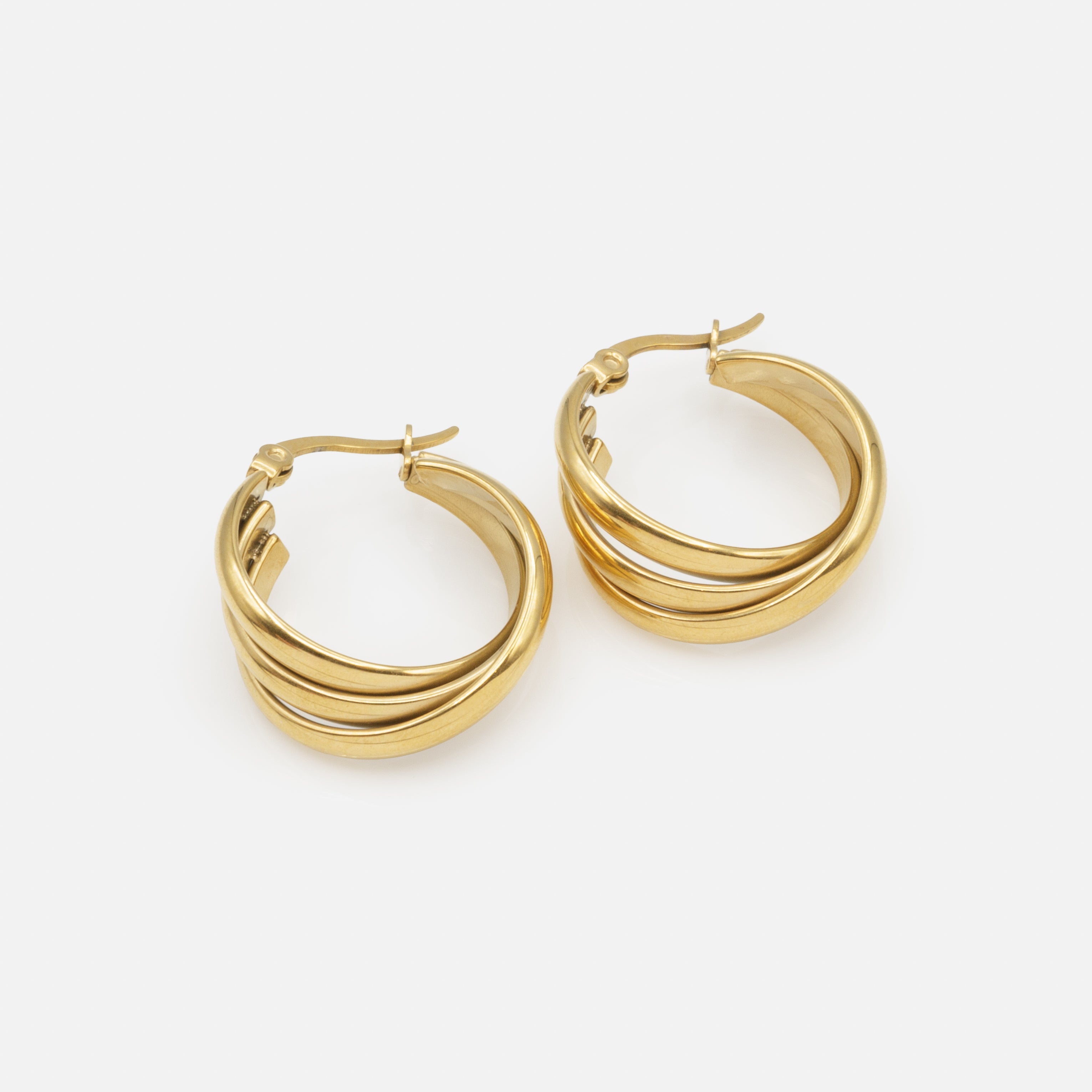 Boucles d'oreilles anneaux dorés entremêlés