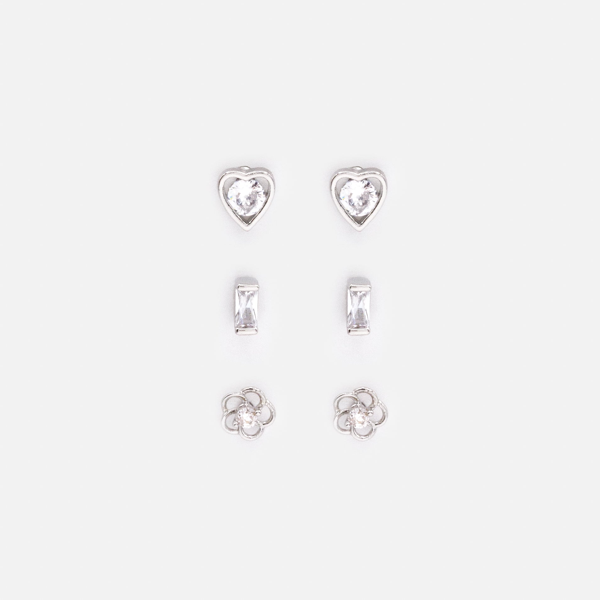 Trio de délicates boucles d'oreilles argentées avec zircons cubiques