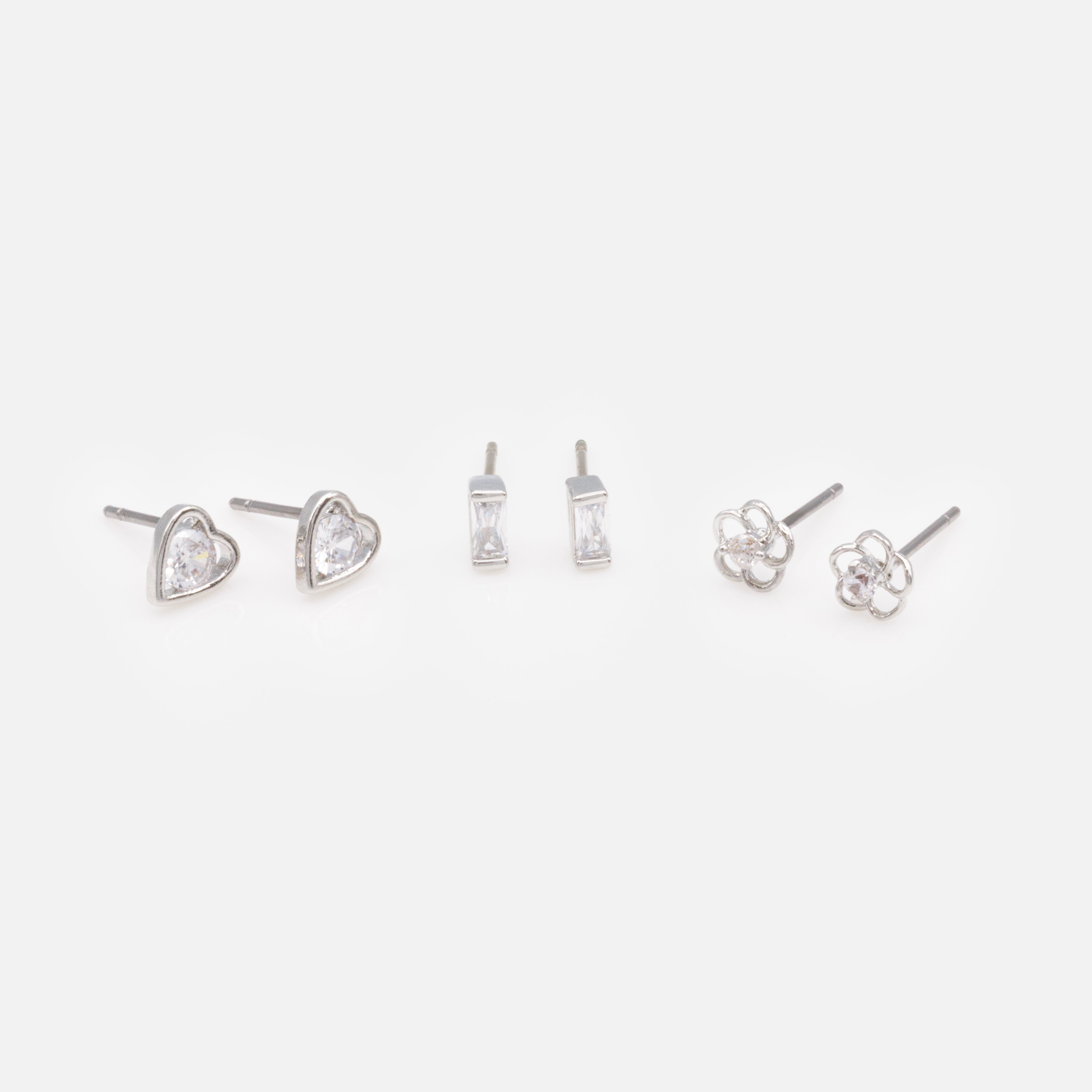 Trio de délicates boucles d'oreilles argentées avec zircons cubiques
