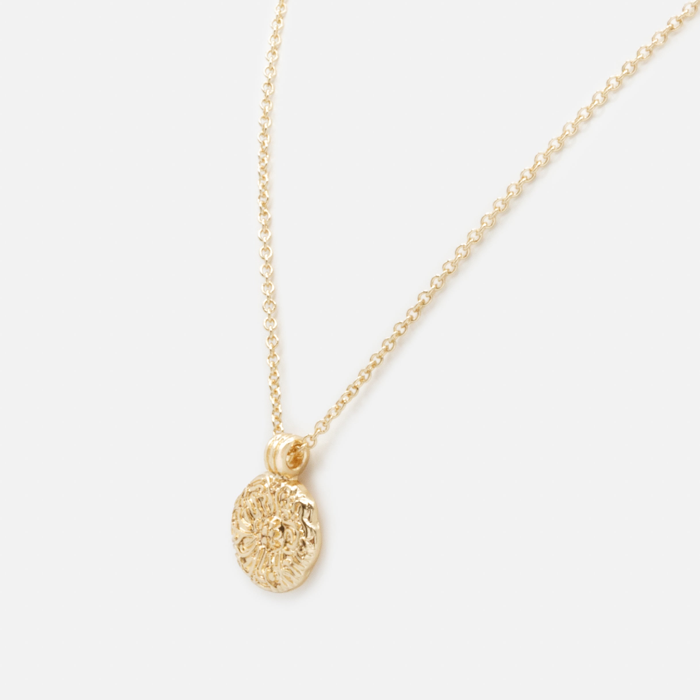 Collier doré breloque fleur texturée