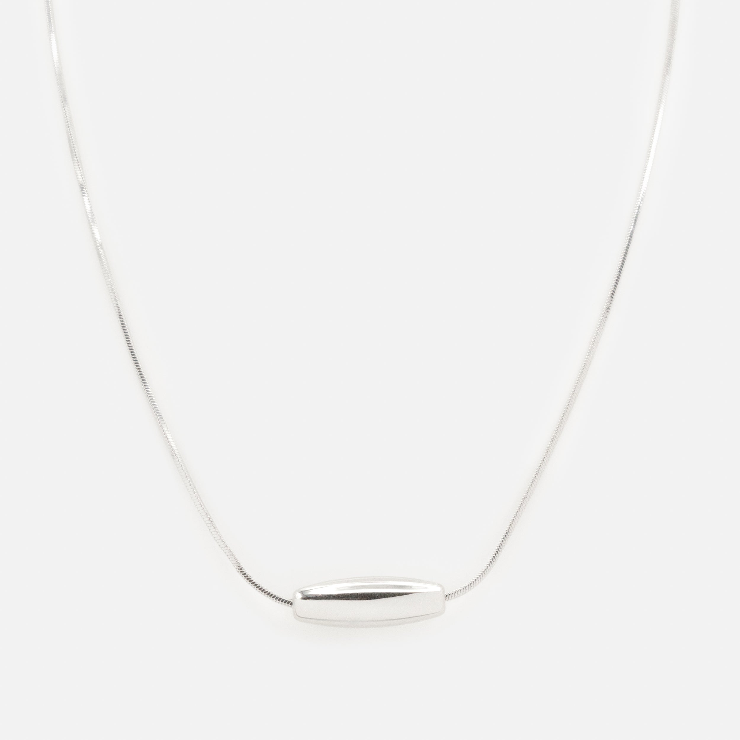 Collier argenté breloque bille allongée