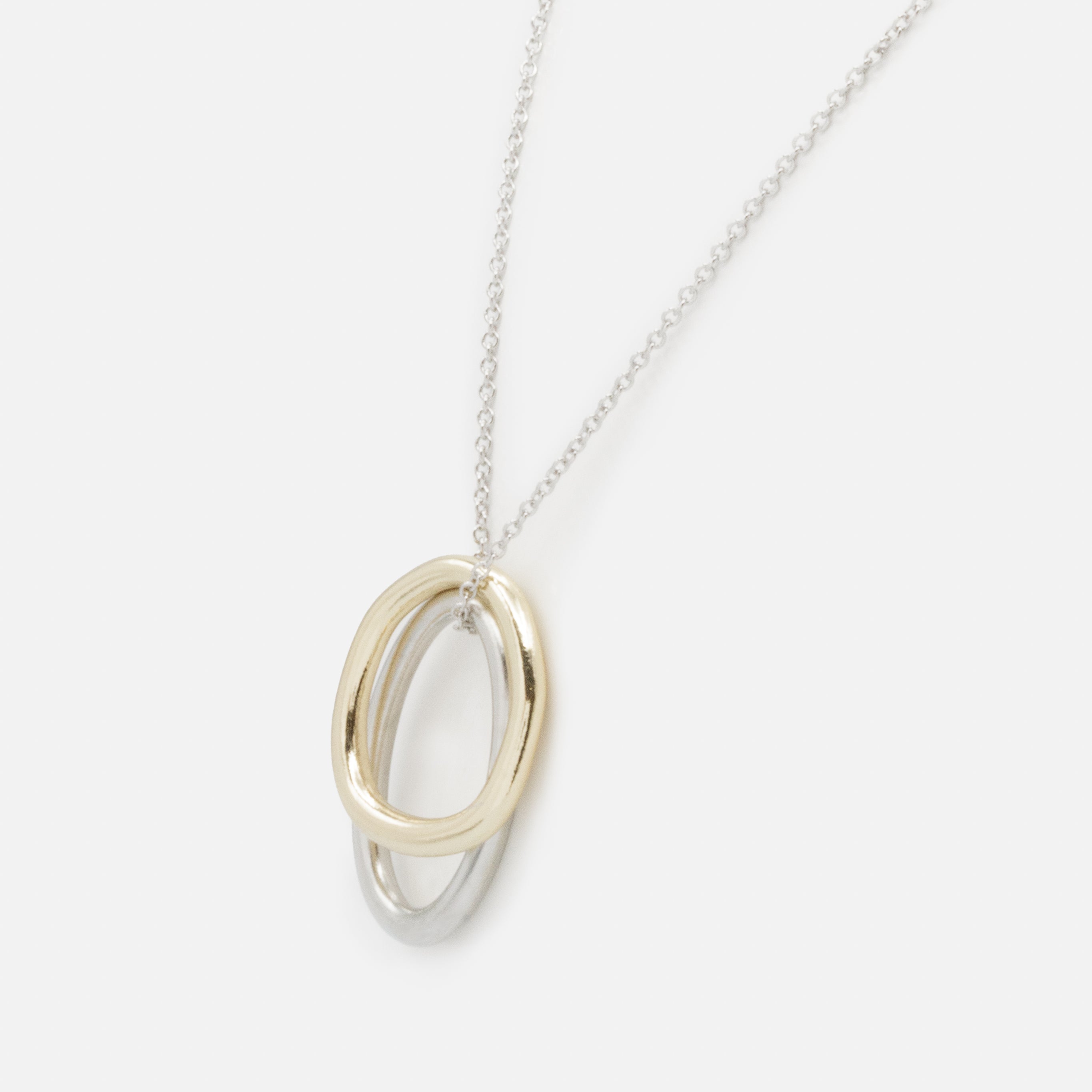 Collier argenté breloques circulaires deux tons