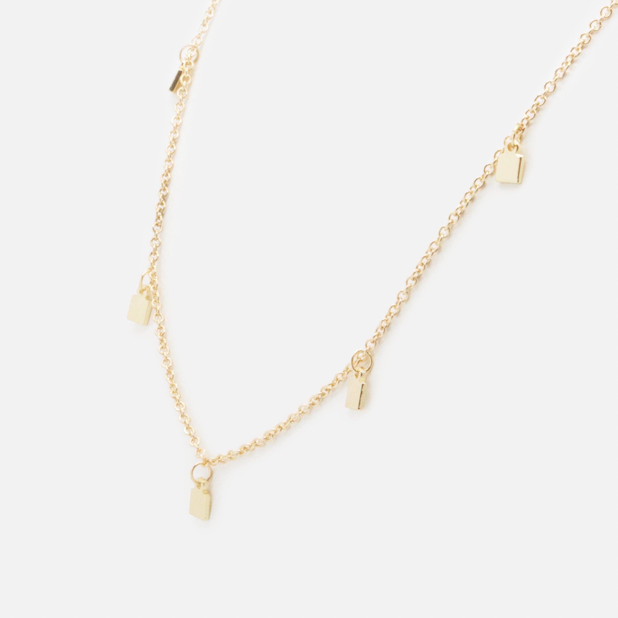 Collier doré petites breloques carrées