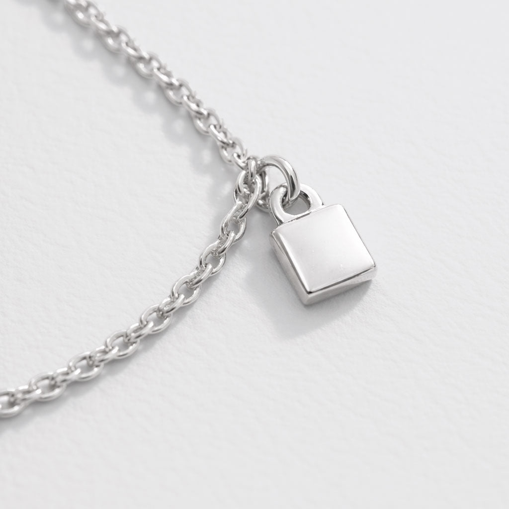 Bracelet à breloques tons argentés avec petits carrés