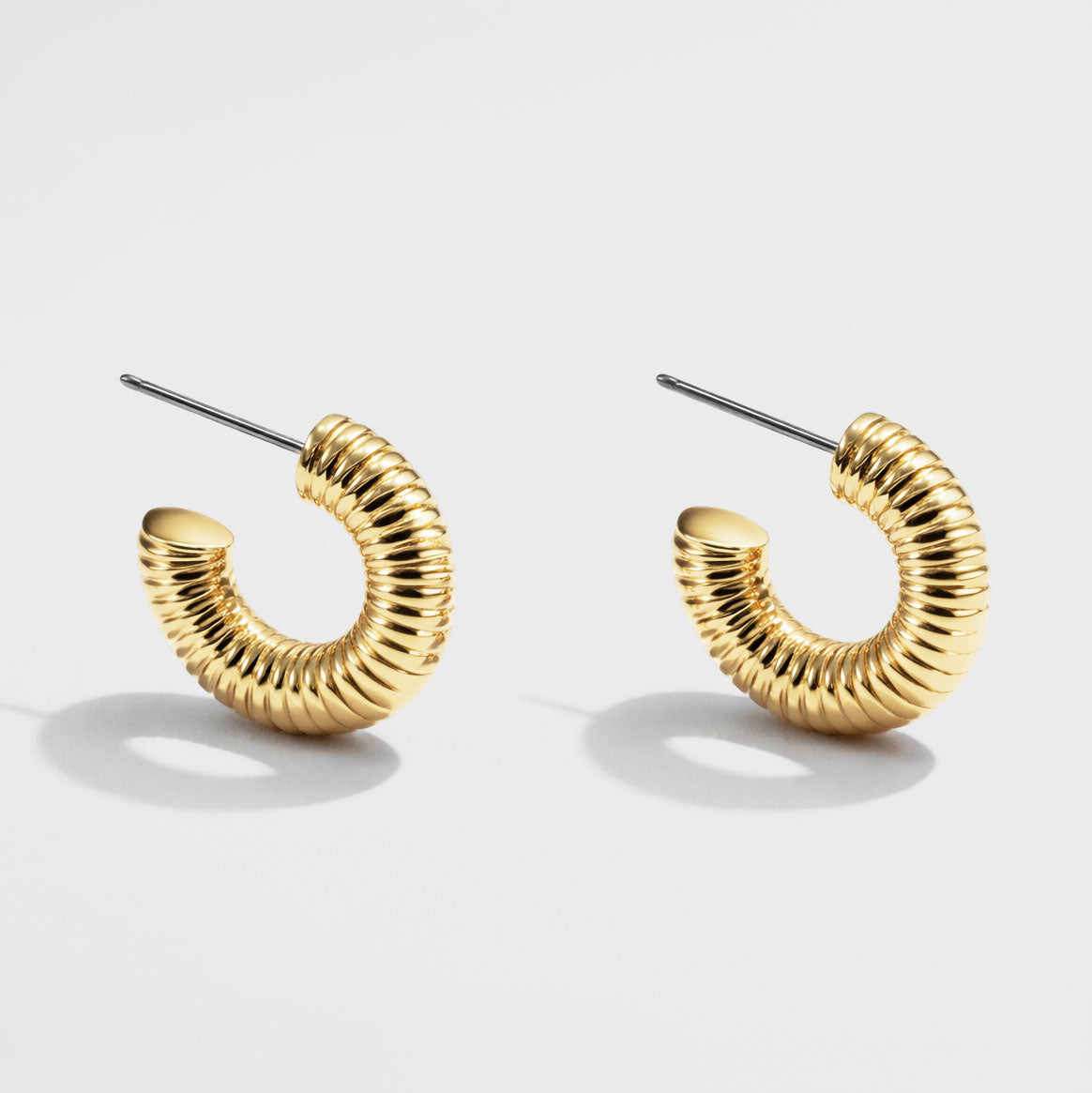 Duo de boucles d'oreilles anneaux et pendantes doré