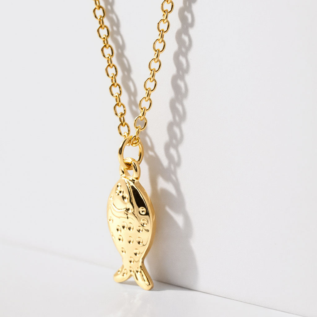 Collier fin doré à pendentif charm poisson
