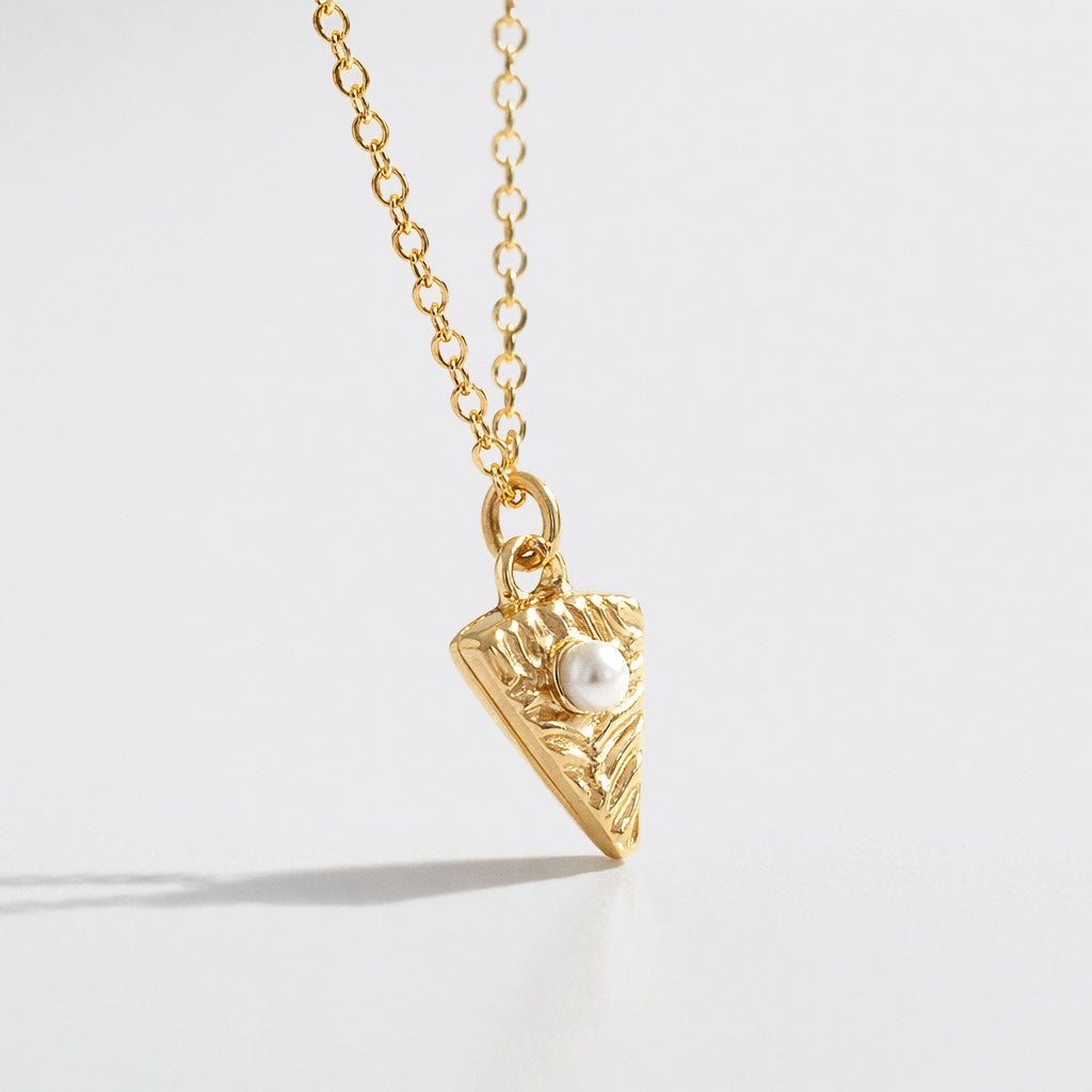Collier à pendentif pointe de tarte doré