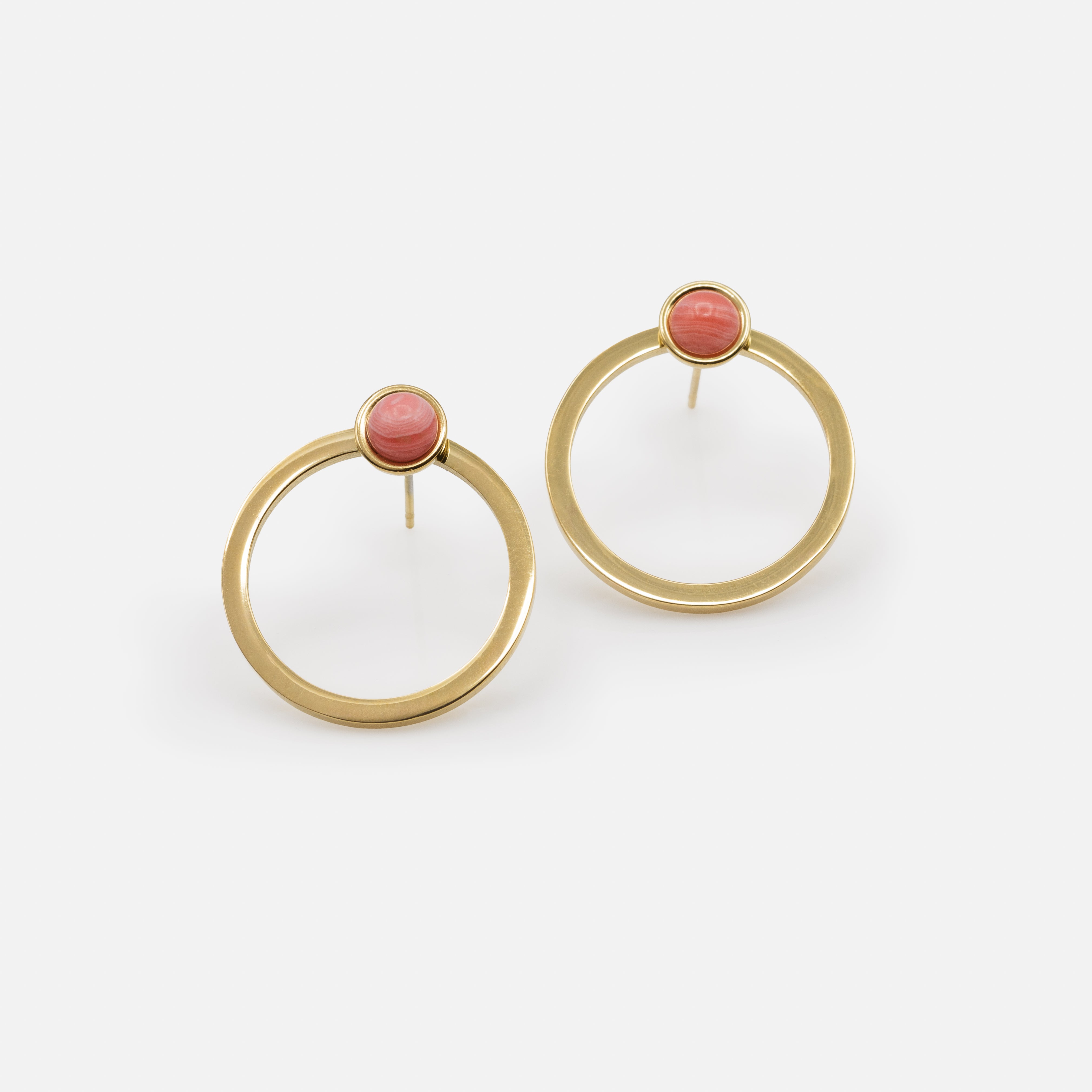 Boucles d'oreilles anneaux dorés avec bille rouge marbrée en acier inoxydable