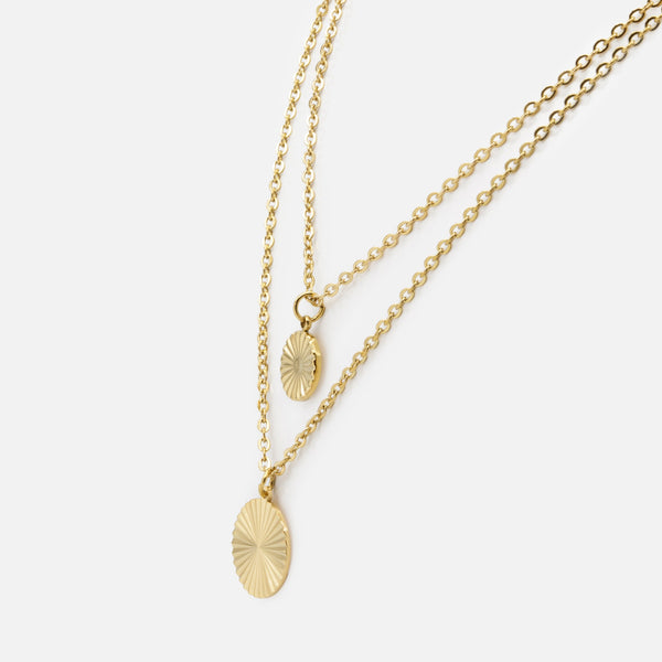 Charger l'image dans la galerie, Ensemble de deux colliers dorés à breloque circulaire texturée en acier inoxydable