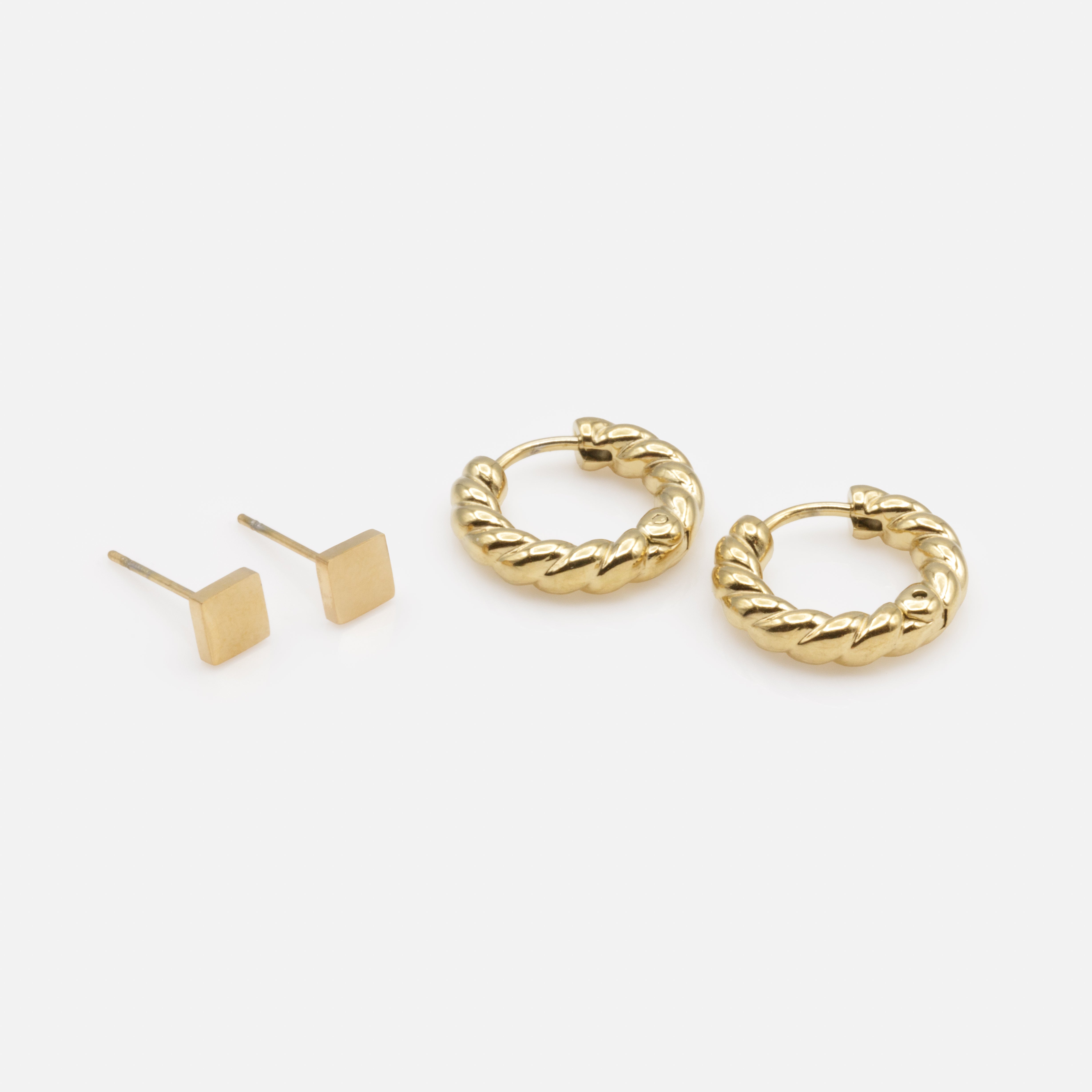 Duo de boucles d'oreilles dorées petits carrés et huggies torsadées en acier inoxydable