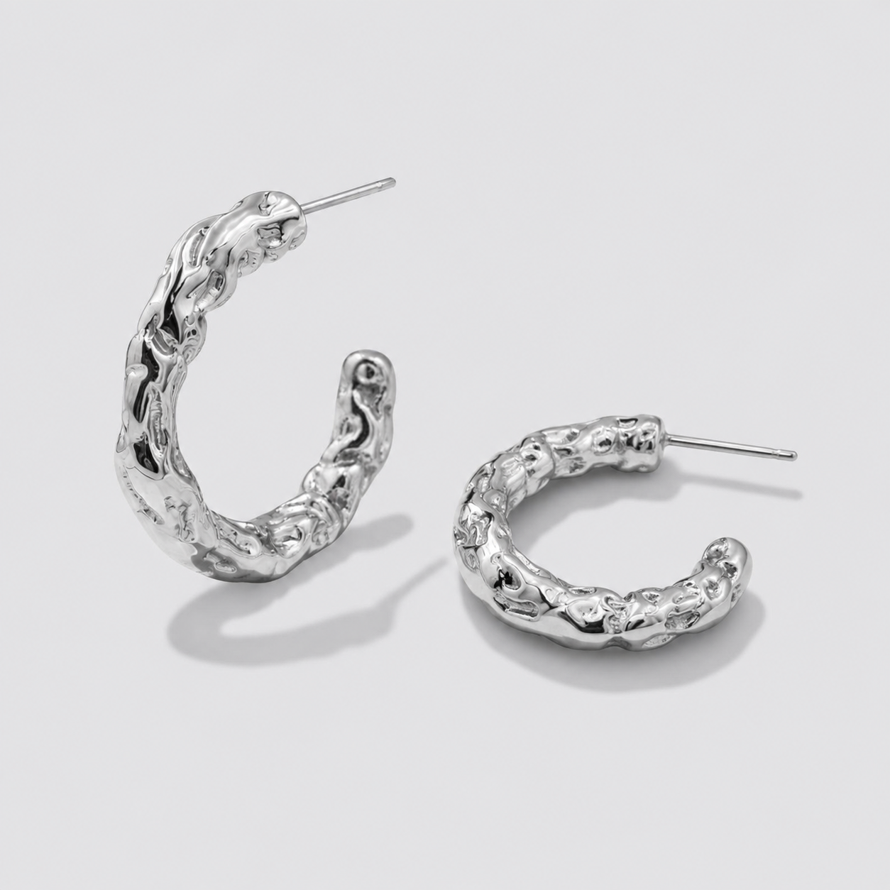 Boucles d'oreilles anneaux texture organique argentés en acier inoxydable