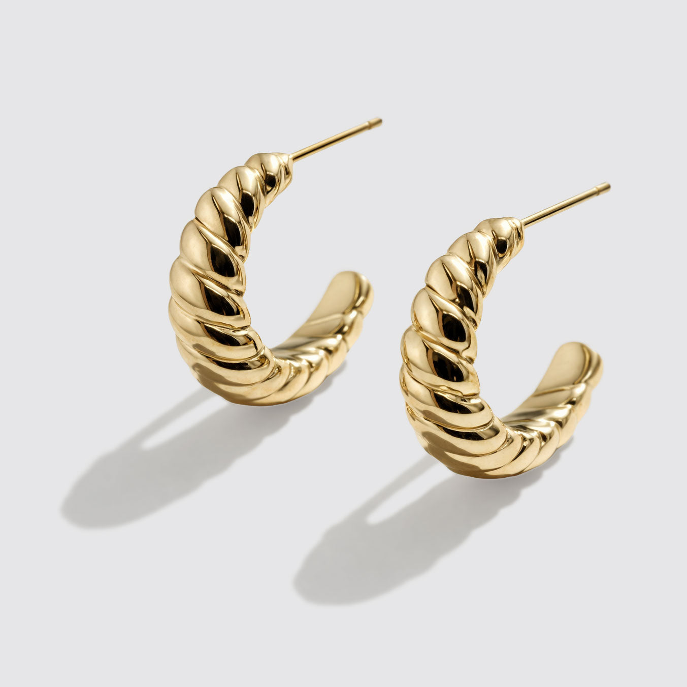 Boucles d'oreilles anneaux texturés dorés en acier inoxydable