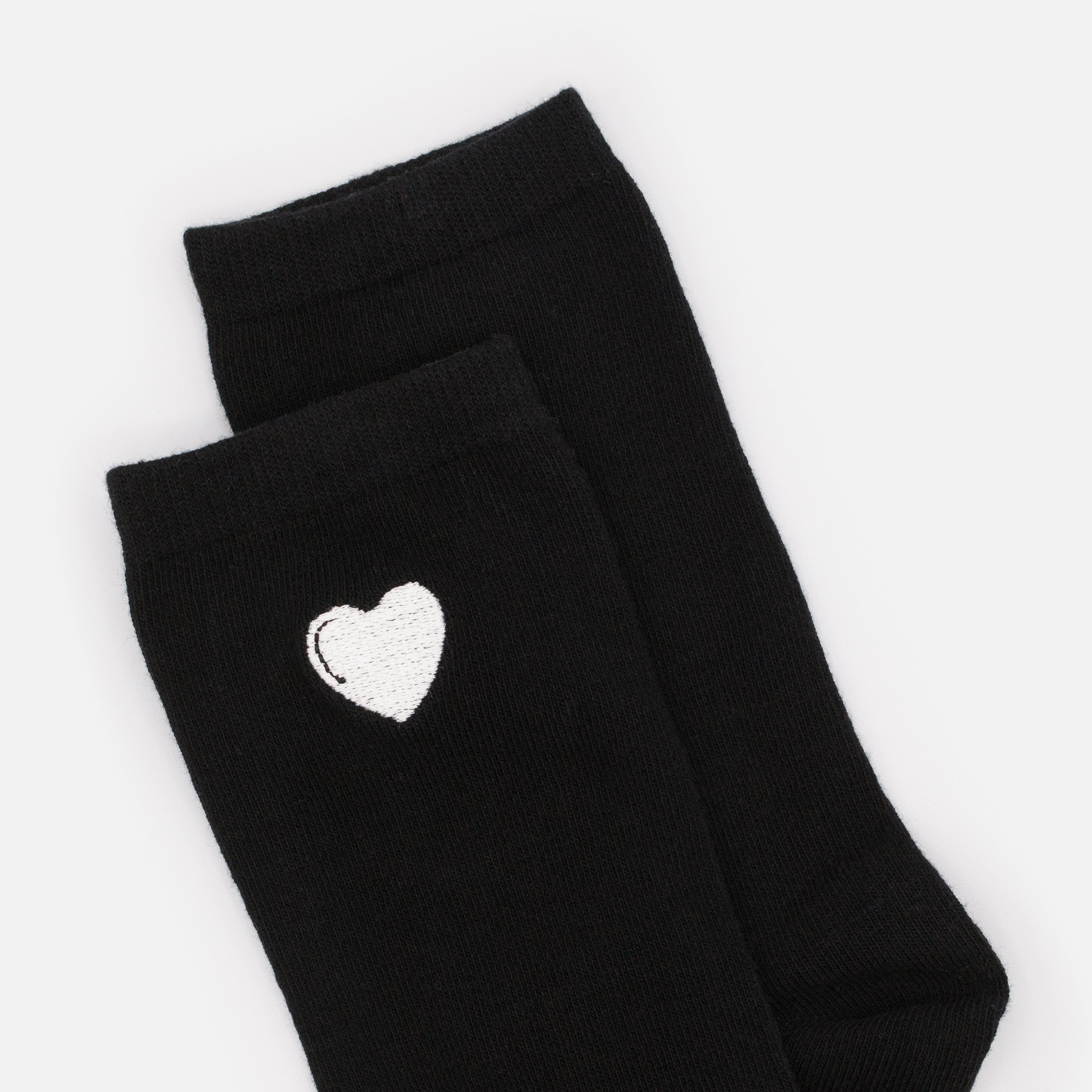 Chaussettes noires avec cœur blanc brodé