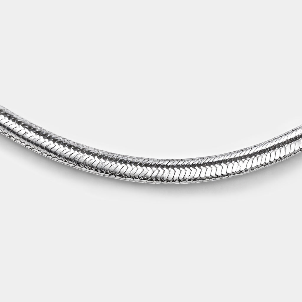 Chaîne maille serpent plate argentée en acier inoxydable