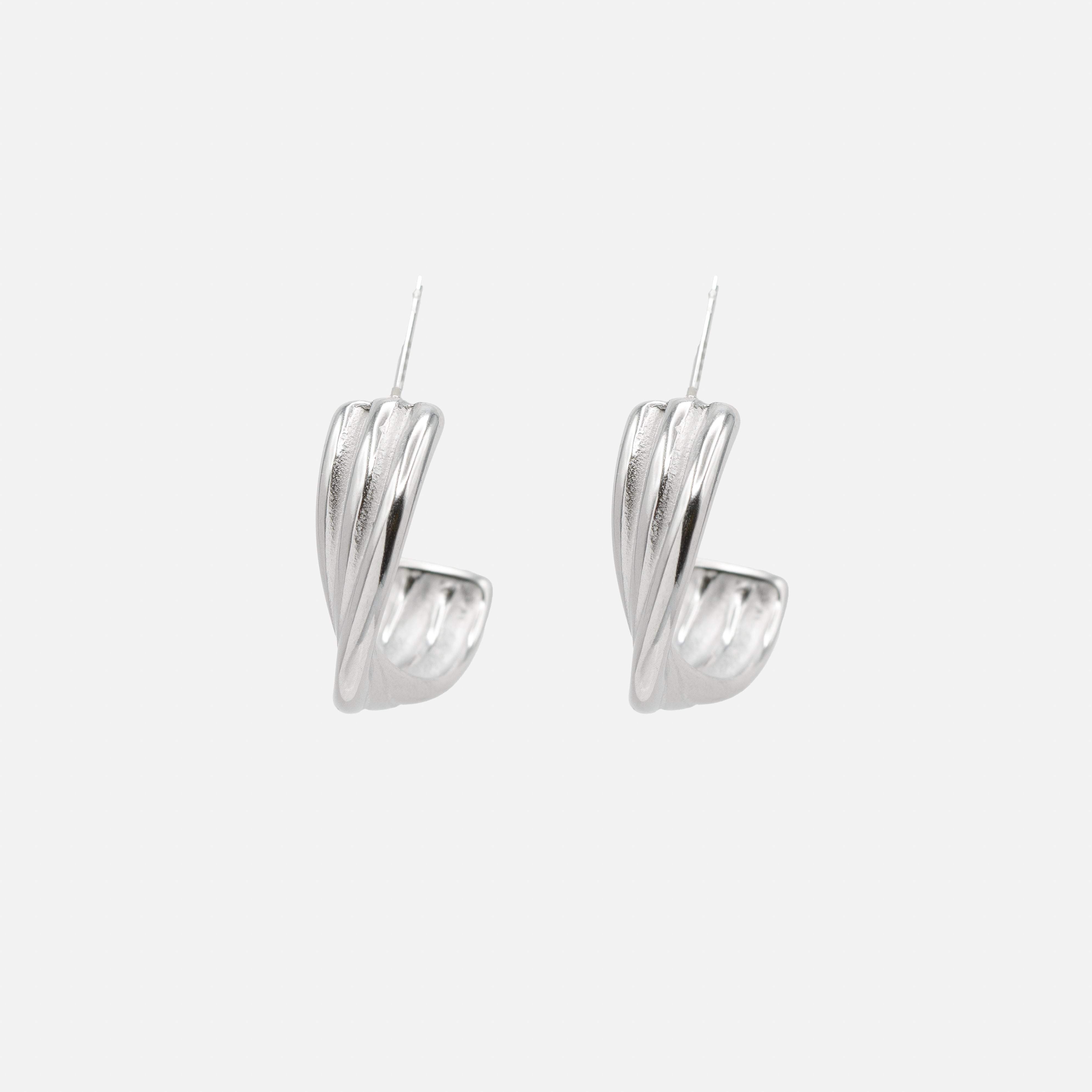 Boucles d'oreilles anneaux argentés 20 mm tordus et texturés en acier inoxydable