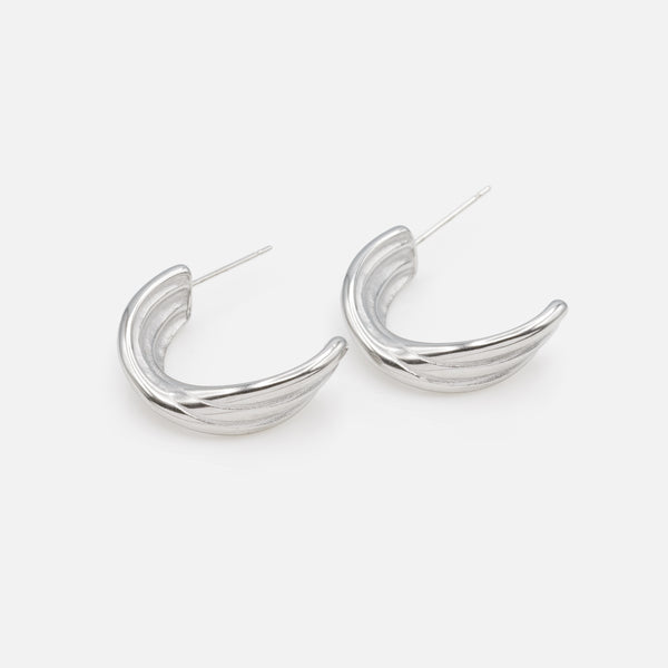 Charger l'image dans la galerie, Boucles d'oreilles anneaux argentés 20 mm tordus et texturés en acier inoxydable