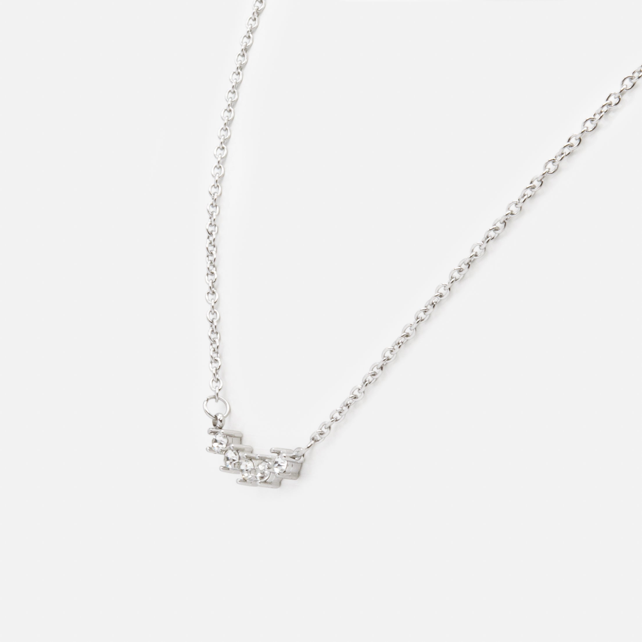Collier argenté avec ses cinq zircons cubiques en acier inoxydable