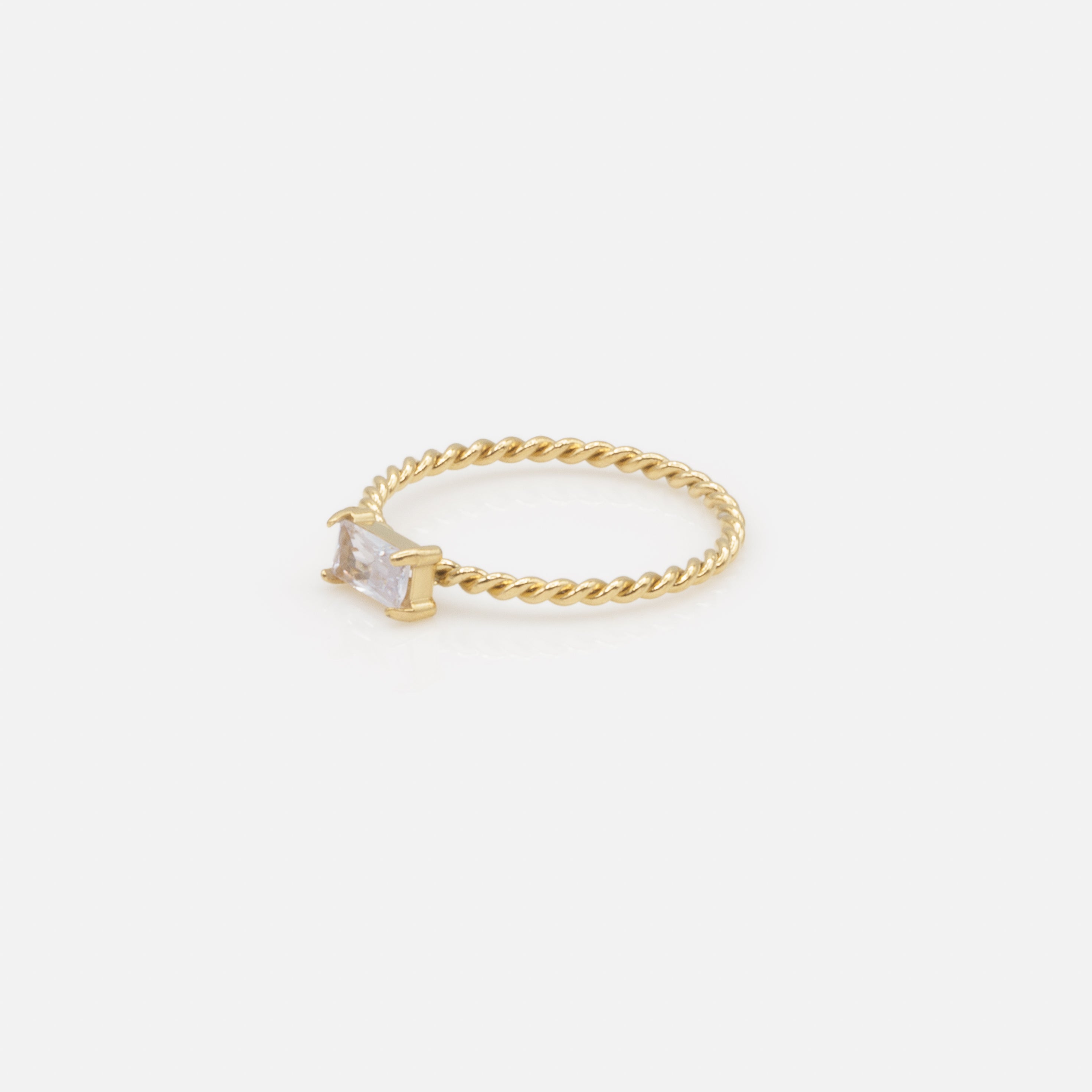 Bague dorée torsadée avec pierre rectangulaire en acier inoxydable