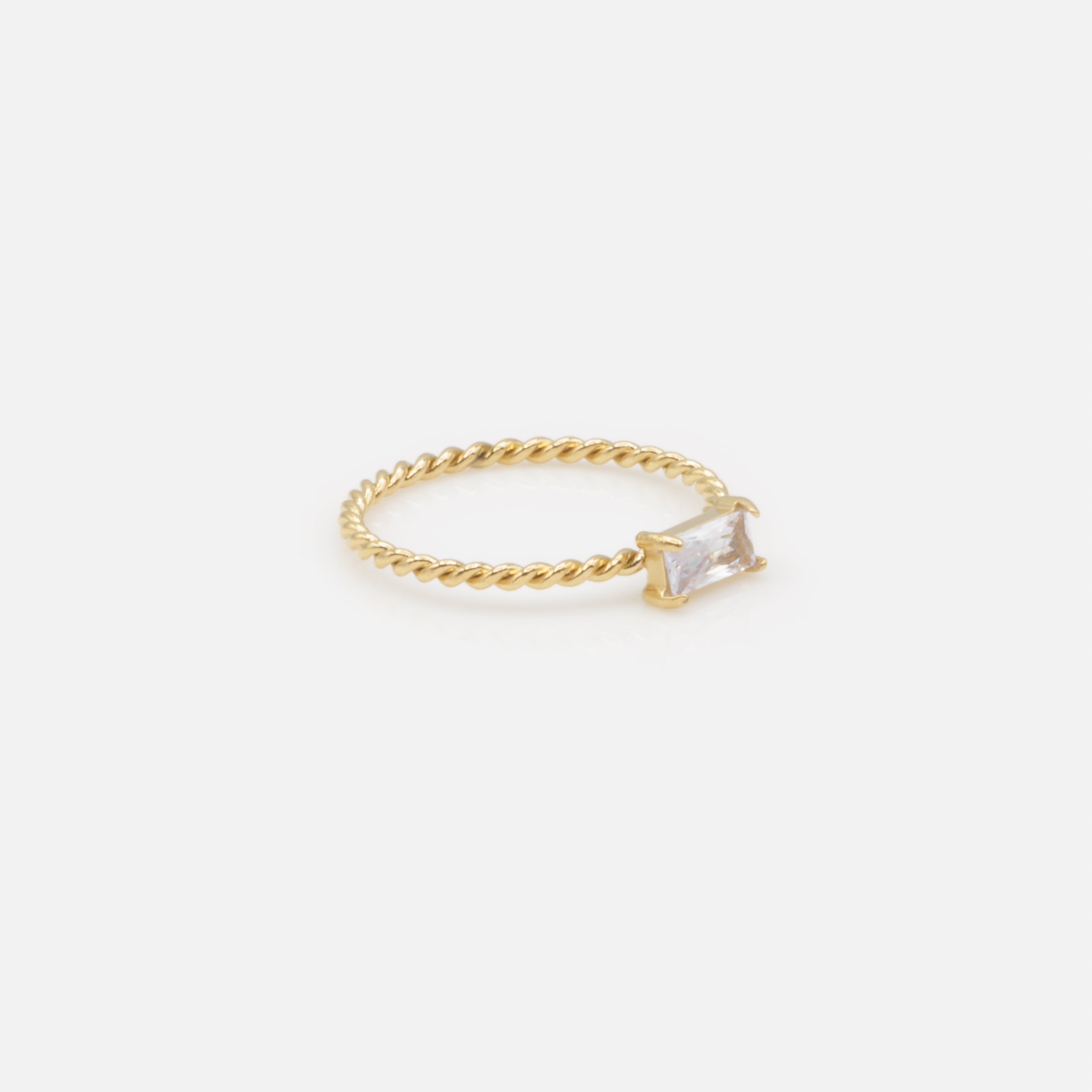 Bague dorée torsadée avec pierre rectangulaire en acier inoxydable
