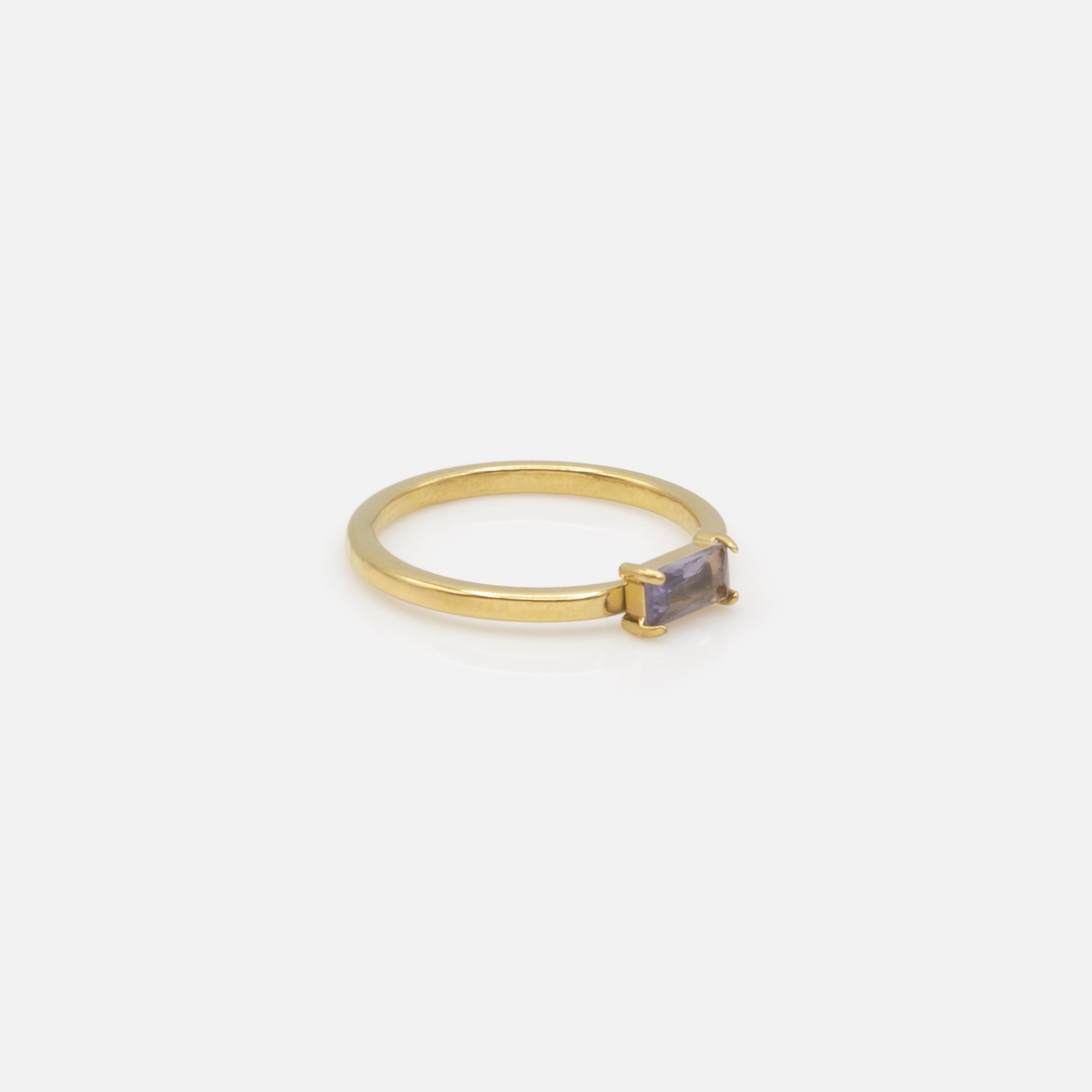 Bague dorée avec pierre rectangulaire mauve en acier inoxydable