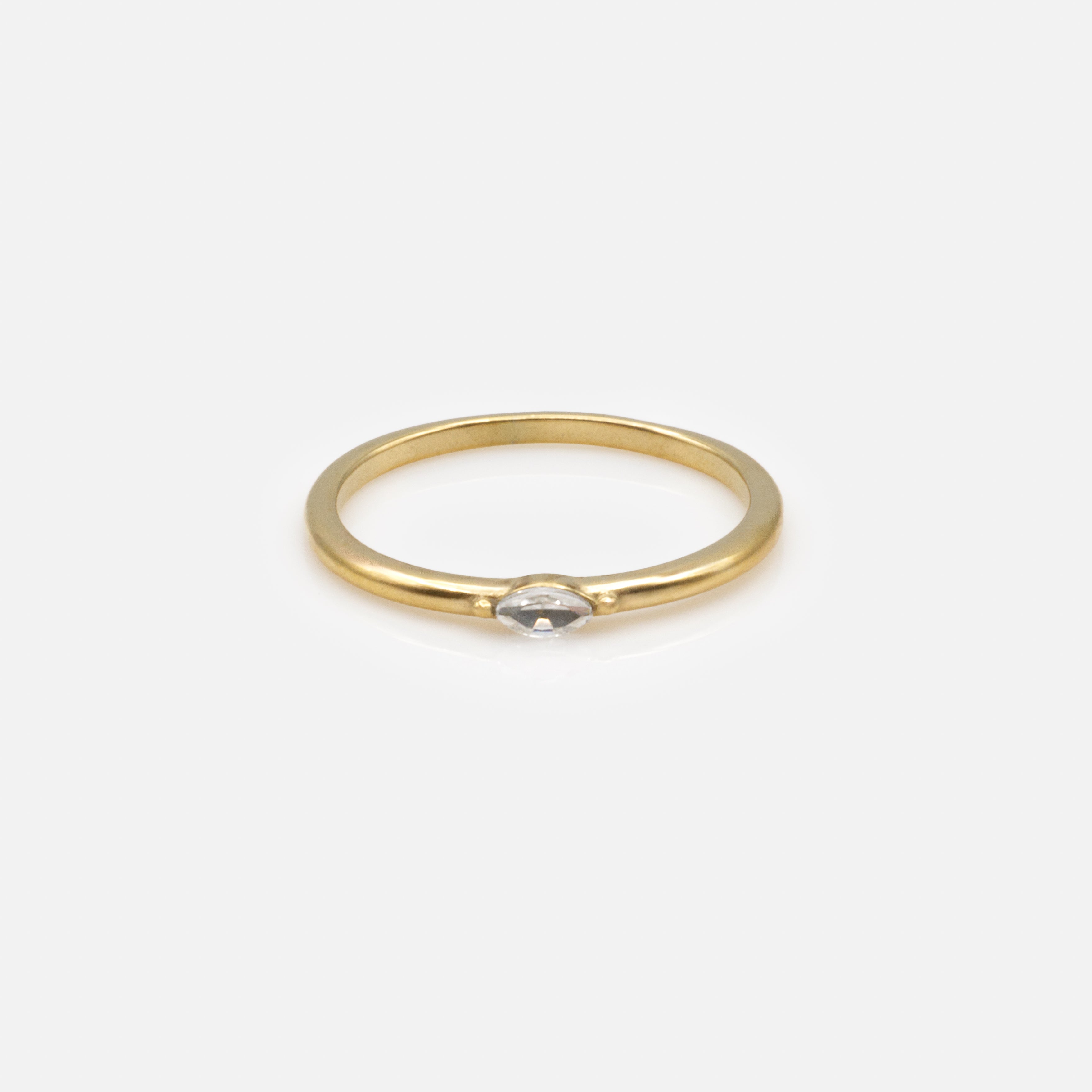 Bague dorée avec zircon cubique ovale en acier inoxydable