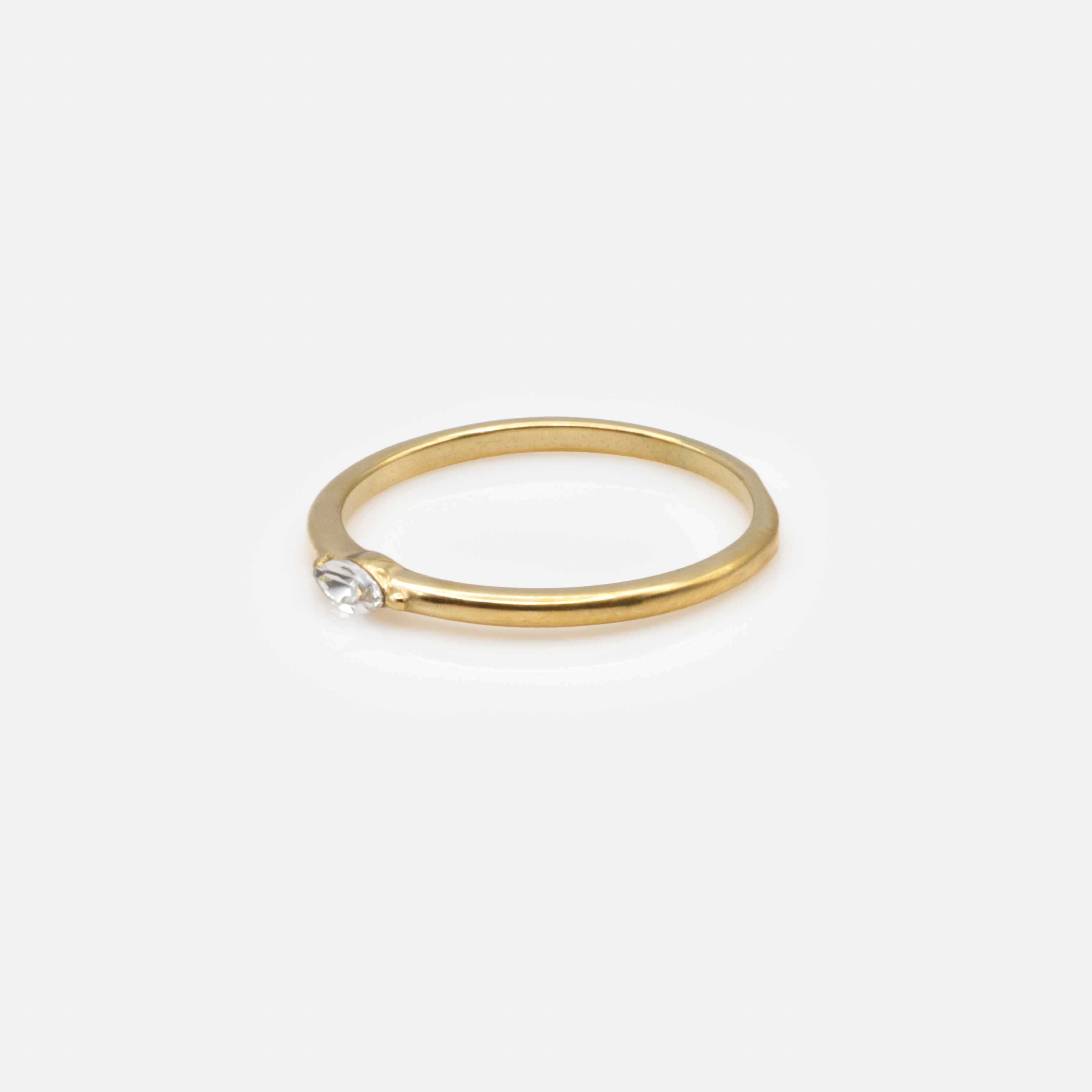 Bague dorée avec zircon cubique ovale en acier inoxydable