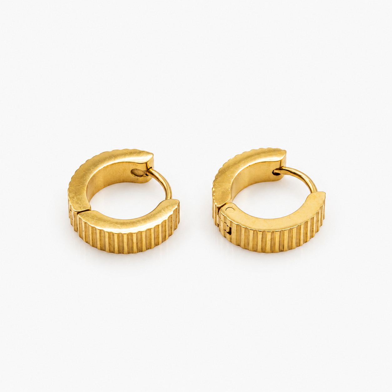 Gold huggie earrings with horizontal stripes in stainless steel
