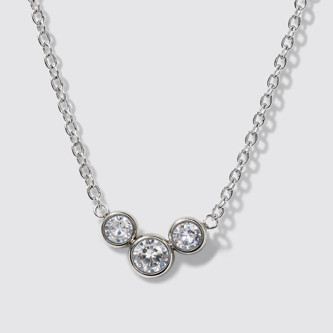 Collier argenté en acier inoxydable avec trio de zircones cubiques