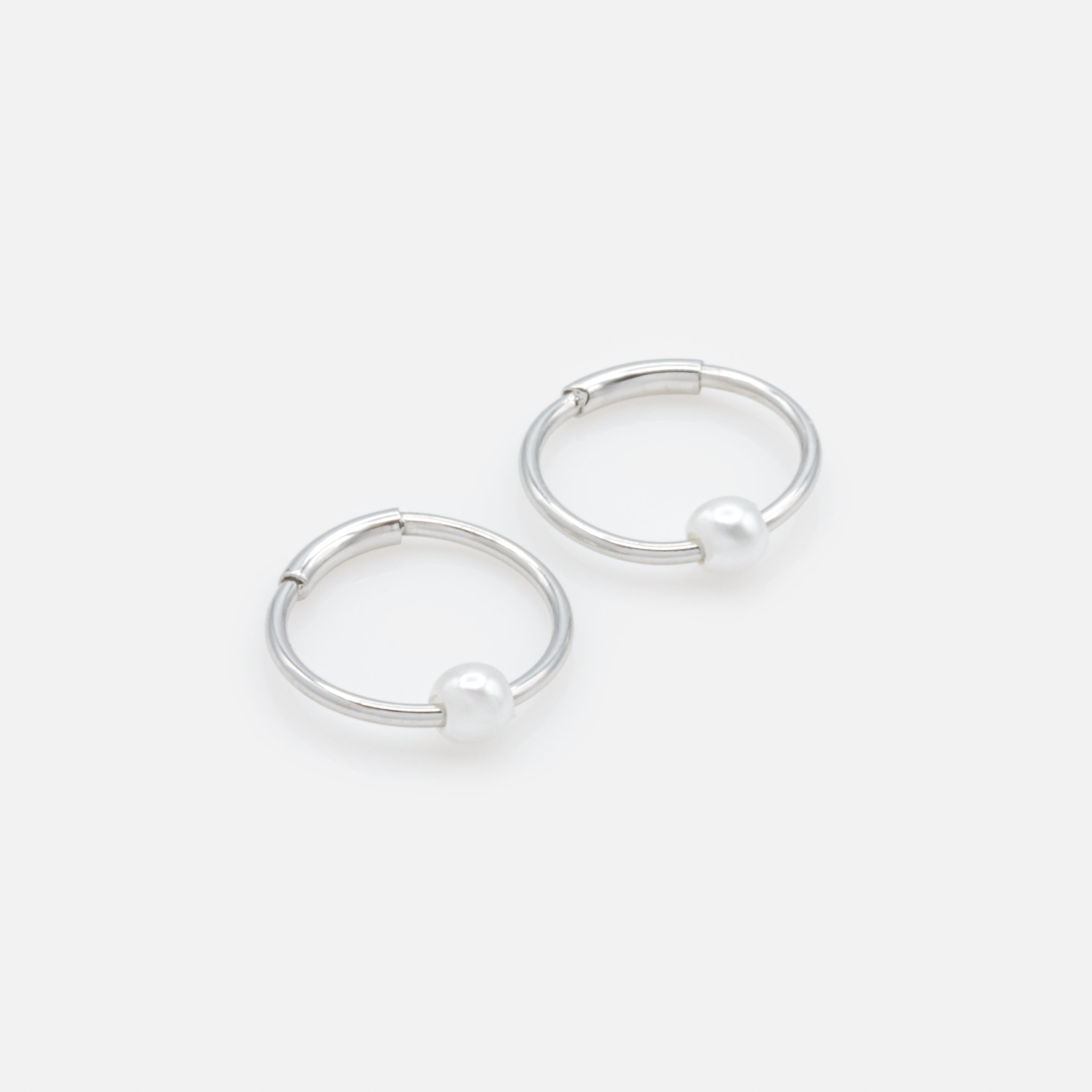 Mini boucles d’oreilles dormeuses argentées avec perle en acier inoxydable