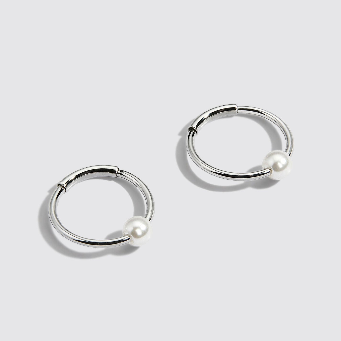 Mini boucles d'oreilles dormeuses argentées avec perle en acier inoxydable